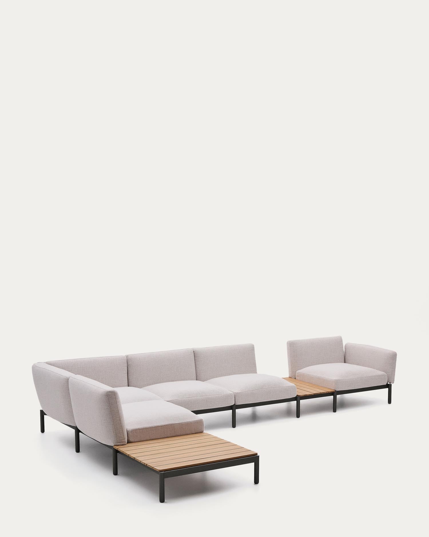 Modulares Outdoor-Ecksofa Sorells mit 5 Sitzplätzen mit beigefarbener Polsterung und grünem Aluminium, mit Tischen aus Teakholz, 277 x 446 cm, FSC 100 % in Beige präsentiert im Onlineshop von KAQTU Design AG. Lounge Sofa ist von Kave Home