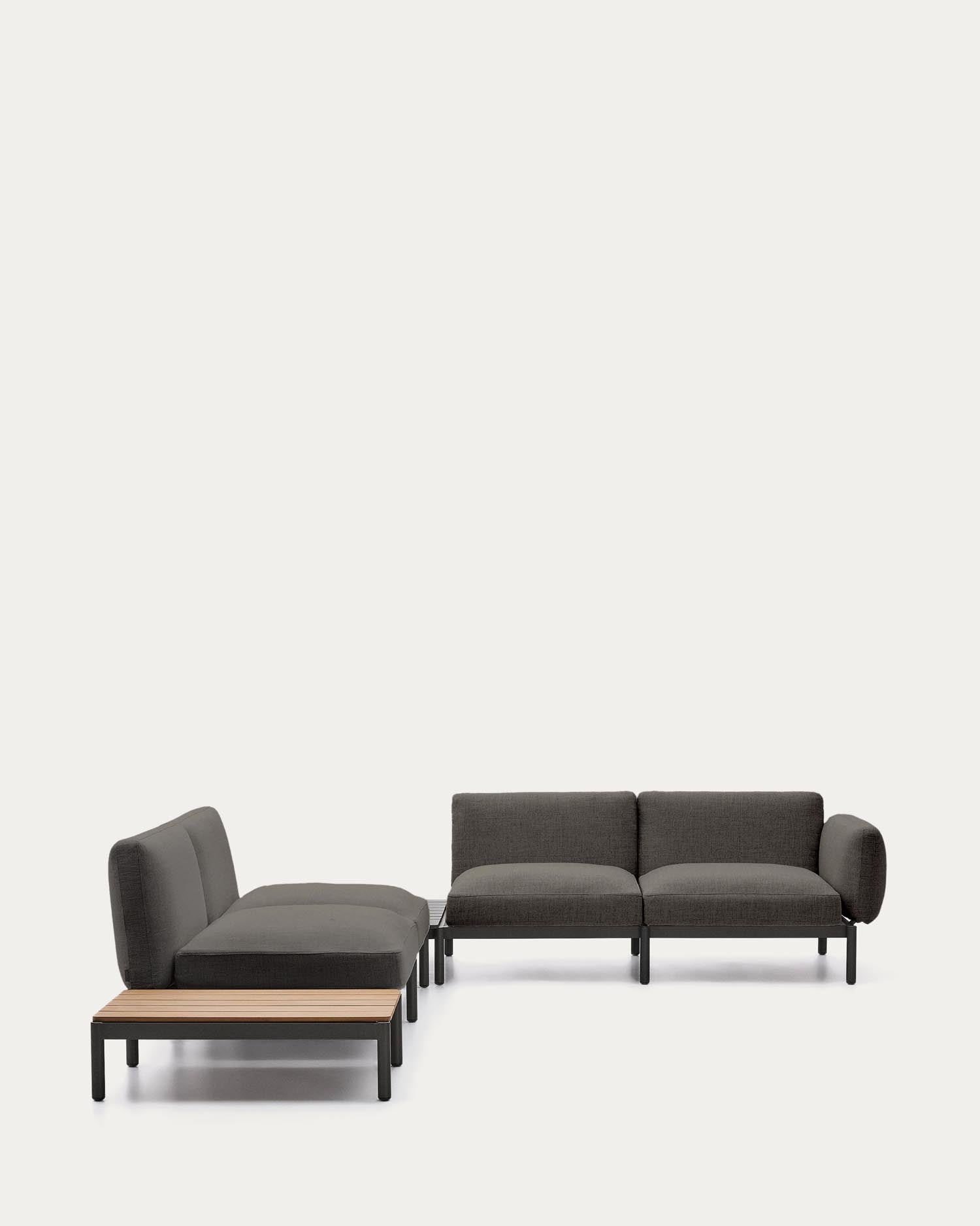 Modulares Outdoor-Ecksofa Sorells mit 4 Sitzplätzen mit grauer Polsterung und grauem Aluminium, mit Tisch aus Teakholz, 353 x 316,5 cm, FSC 100 % in Dunkelgrau präsentiert im Onlineshop von KAQTU Design AG. Lounge Sofa ist von Kave Home
