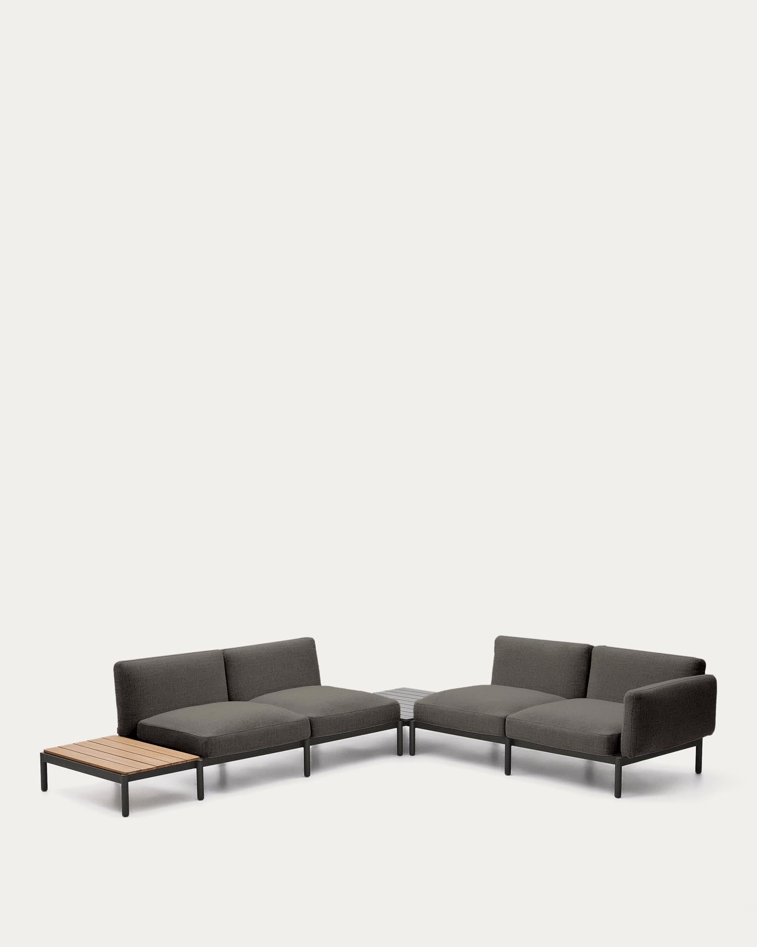Modulares Outdoor-Ecksofa Sorells mit 4 Sitzplätzen mit grauer Polsterung und grauem Aluminium, mit Tisch aus Teakholz, 353 x 316,5 cm, FSC 100 % in Dunkelgrau präsentiert im Onlineshop von KAQTU Design AG. Lounge Sofa ist von Kave Home