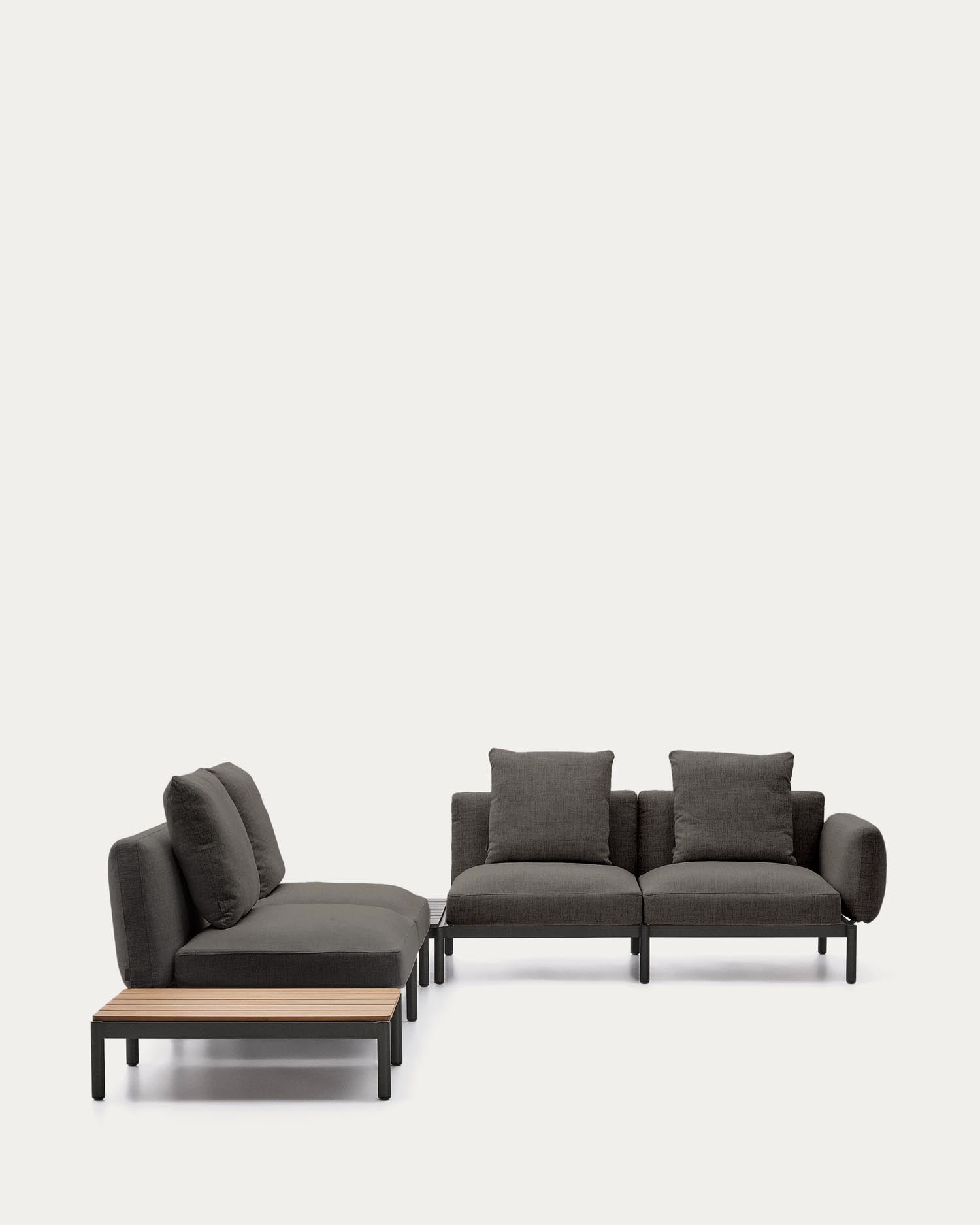 Verwandeln Sie Ihren Außenbereich mit dem modularen Outdoor-Ecksofa Sorells. 4 Sitzplätze, modernes Design und langlebige Materialien für höchsten Komfort.