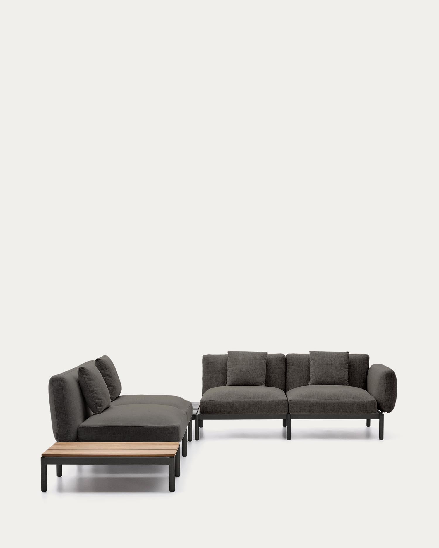Genießen Sie stilvolle Entspannung im Freien mit dem modularen Outdoor-Ecksofa Sorells. 4 Plätze, graue Polsterung und robustes Aluminium für zeitlosen Komfort.