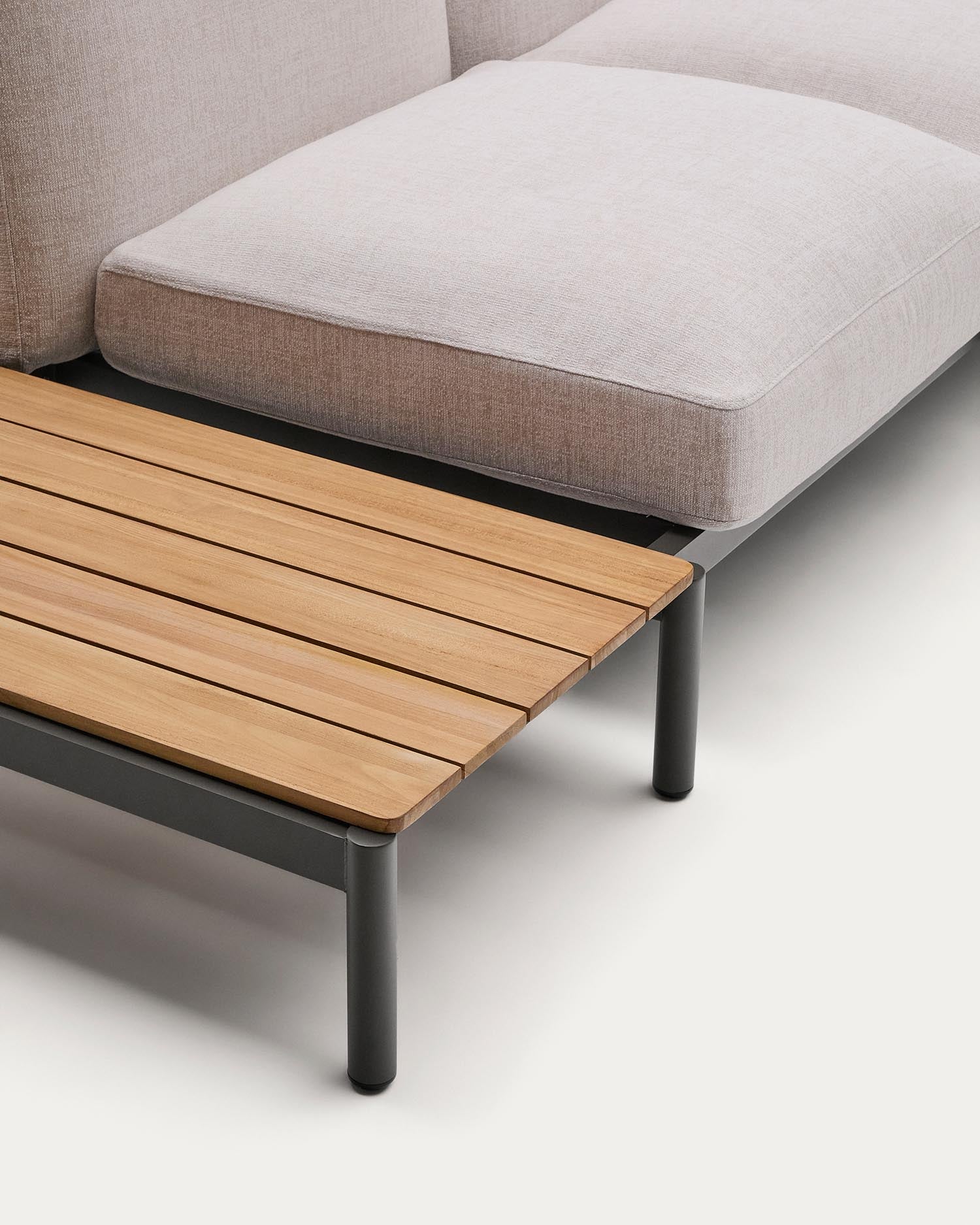 Modulares Outdoor-Ecksofa Sorells mit 4 Sitzplätzen mit beigefarbener Polsterung und grauem Aluminium, mit Tisch aus Teakholz, 353 x 316,5 cm, FSC 100 % in Beige präsentiert im Onlineshop von KAQTU Design AG. Lounge Sofa ist von Kave Home
