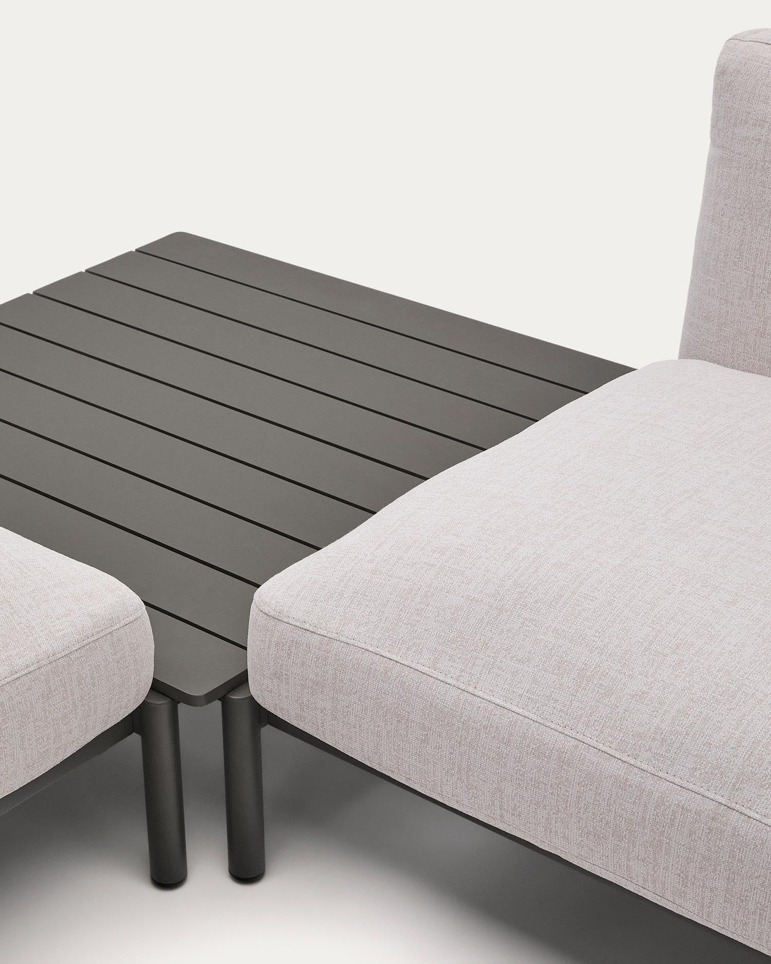 Modulares Outdoor-Ecksofa Sorells mit 4 Sitzplätzen mit beigefarbener Polsterung und grauem Aluminium, mit Tisch aus Teakholz, 353 x 316,5 cm, FSC 100 % in Beige präsentiert im Onlineshop von KAQTU Design AG. Lounge Sofa ist von Kave Home