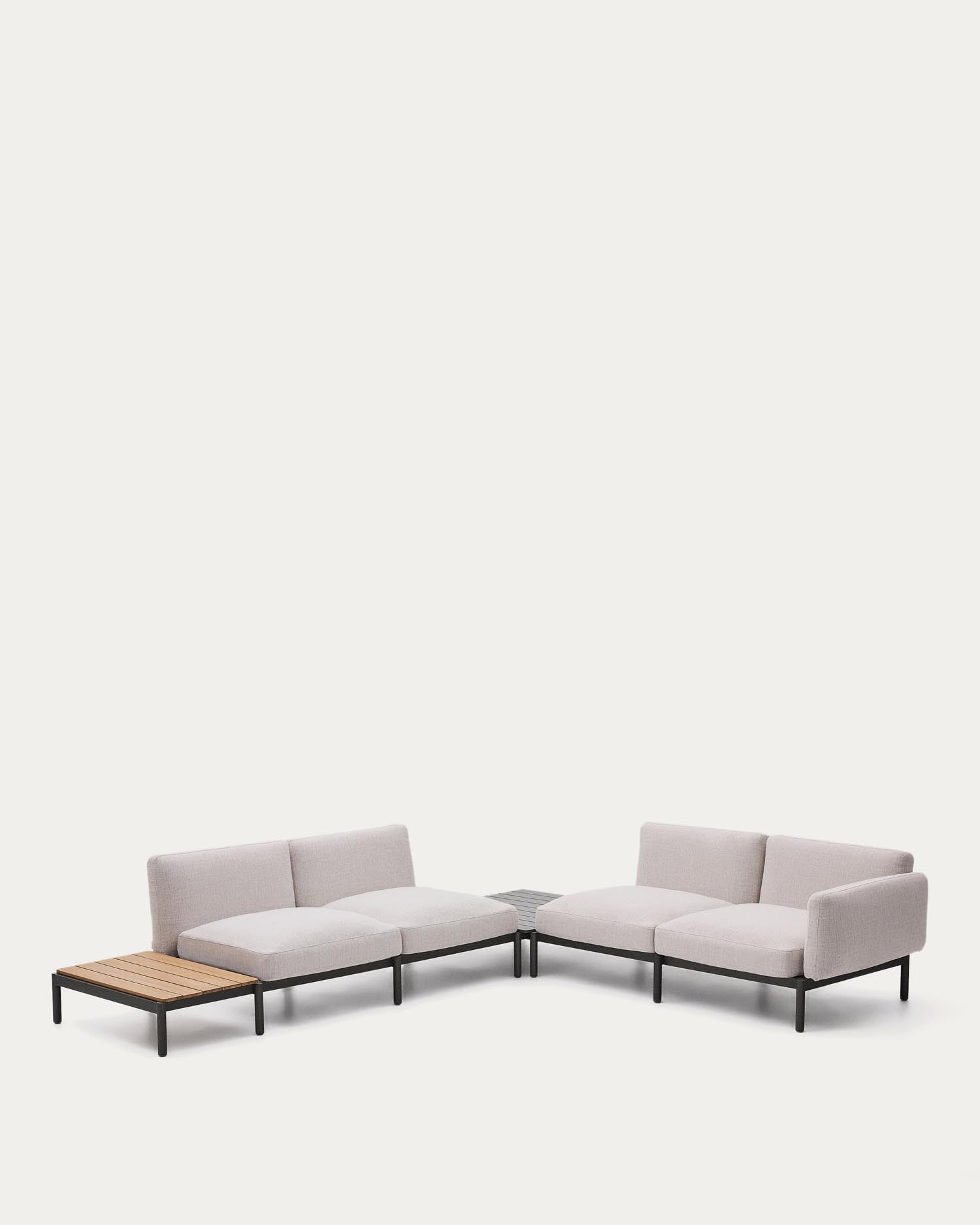 Modulares Outdoor-Ecksofa Sorells mit 4 Sitzplätzen mit beigefarbener Polsterung und grauem Aluminium, mit Tisch aus Teakholz, 353 x 316,5 cm, FSC 100 % in Beige präsentiert im Onlineshop von KAQTU Design AG. Lounge Sofa ist von Kave Home