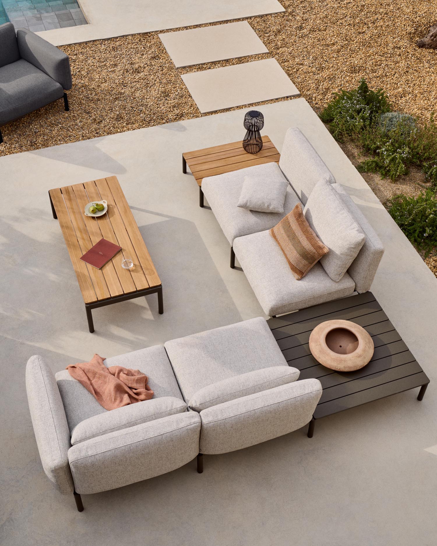 Modulares Outdoor-Ecksofa Sorells mit 4 Sitzplätzen mit beigefarbener Polsterung und grauem Aluminium, mit Tisch aus Teakholz, 353 x 316,5 cm, FSC 100 % in Beige präsentiert im Onlineshop von KAQTU Design AG. Lounge Sofa ist von Kave Home