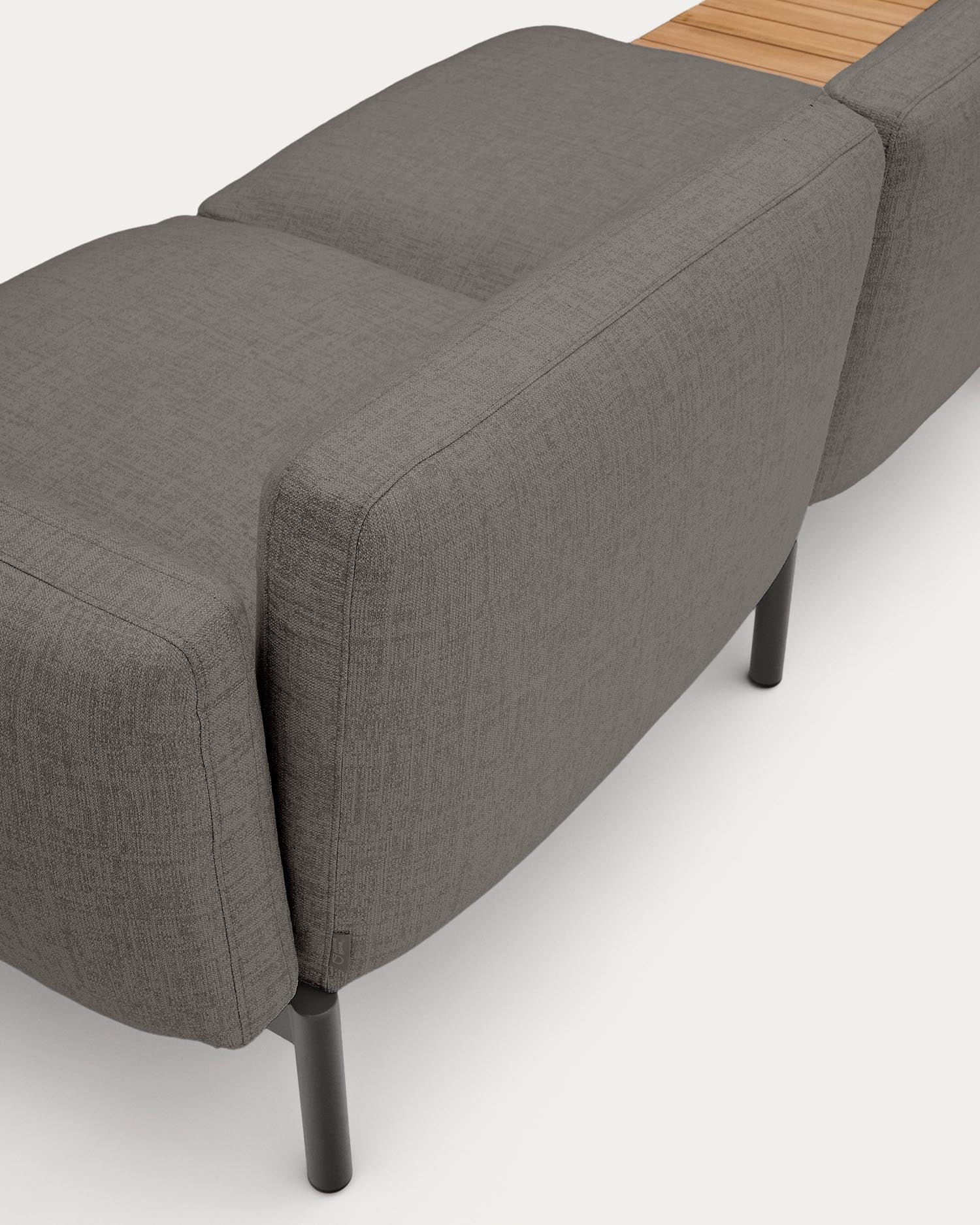 Modulares Outdoor-Sofa Sorells mit 3 Sitzplätzen mit grauer Polsterung und grauem Aluminium, mit Tisch aus Teakholz, 341 x 113 cm, FSC 100 % in Dunkelgrau präsentiert im Onlineshop von KAQTU Design AG. Lounge Sofa ist von Kave Home
