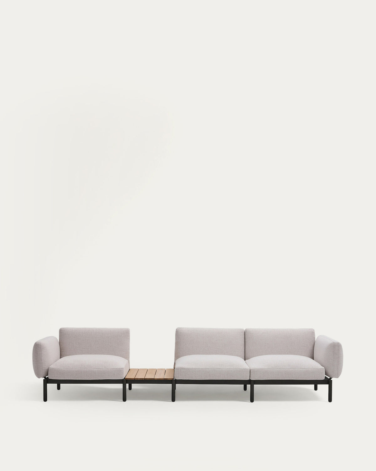 Modulares Outdoor-Sofa Sorells mit 3 Sitzplätzen mit beigefarbener Polsterung und grauem Aluminium, mit Tisch aus Teakholz, 341 x 113 cm, FSC 100 % in Beige, Graphit präsentiert im Onlineshop von KAQTU Design AG. Lounge Sofa ist von Kave Home