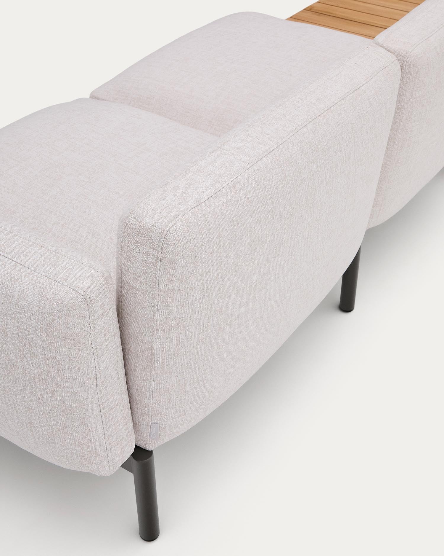 Modulares Outdoor-Sofa Sorells mit 3 Sitzplätzen mit beigefarbener Polsterung und grauem Aluminium, mit Tisch aus Teakholz, 341 x 113 cm, FSC 100 % in Beige präsentiert im Onlineshop von KAQTU Design AG. Lounge Sofa ist von Kave Home