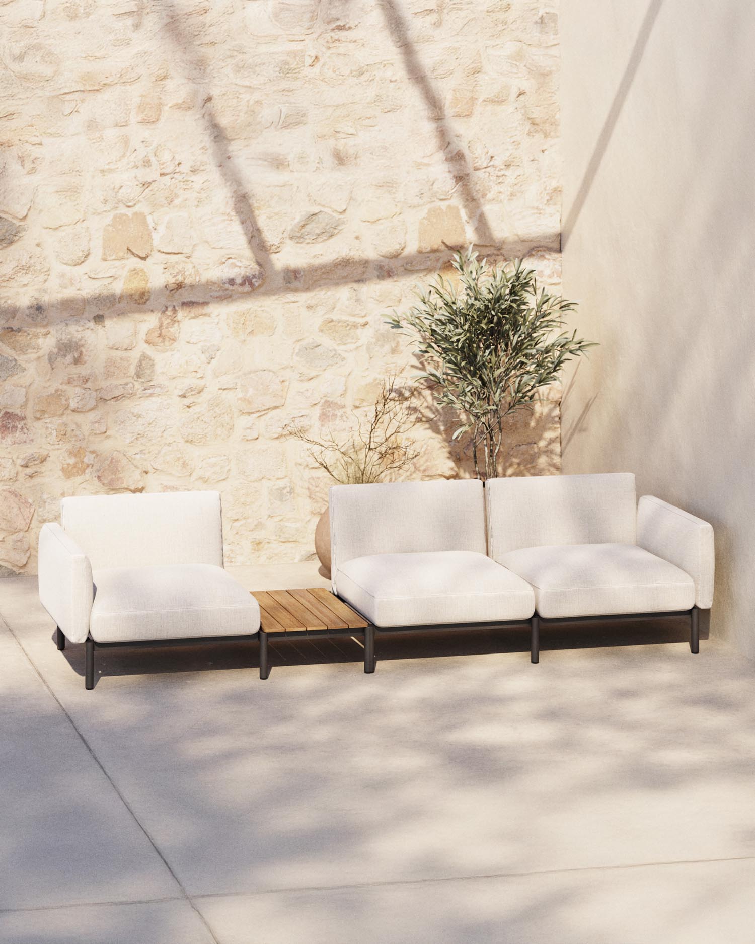 Modulares Outdoor-Sofa Sorells mit 3 Sitzplätzen mit beigefarbener Polsterung und grauem Aluminium, mit Tisch aus Teakholz, 341 x 113 cm, FSC 100 % in Beige präsentiert im Onlineshop von KAQTU Design AG. Lounge Sofa ist von Kave Home