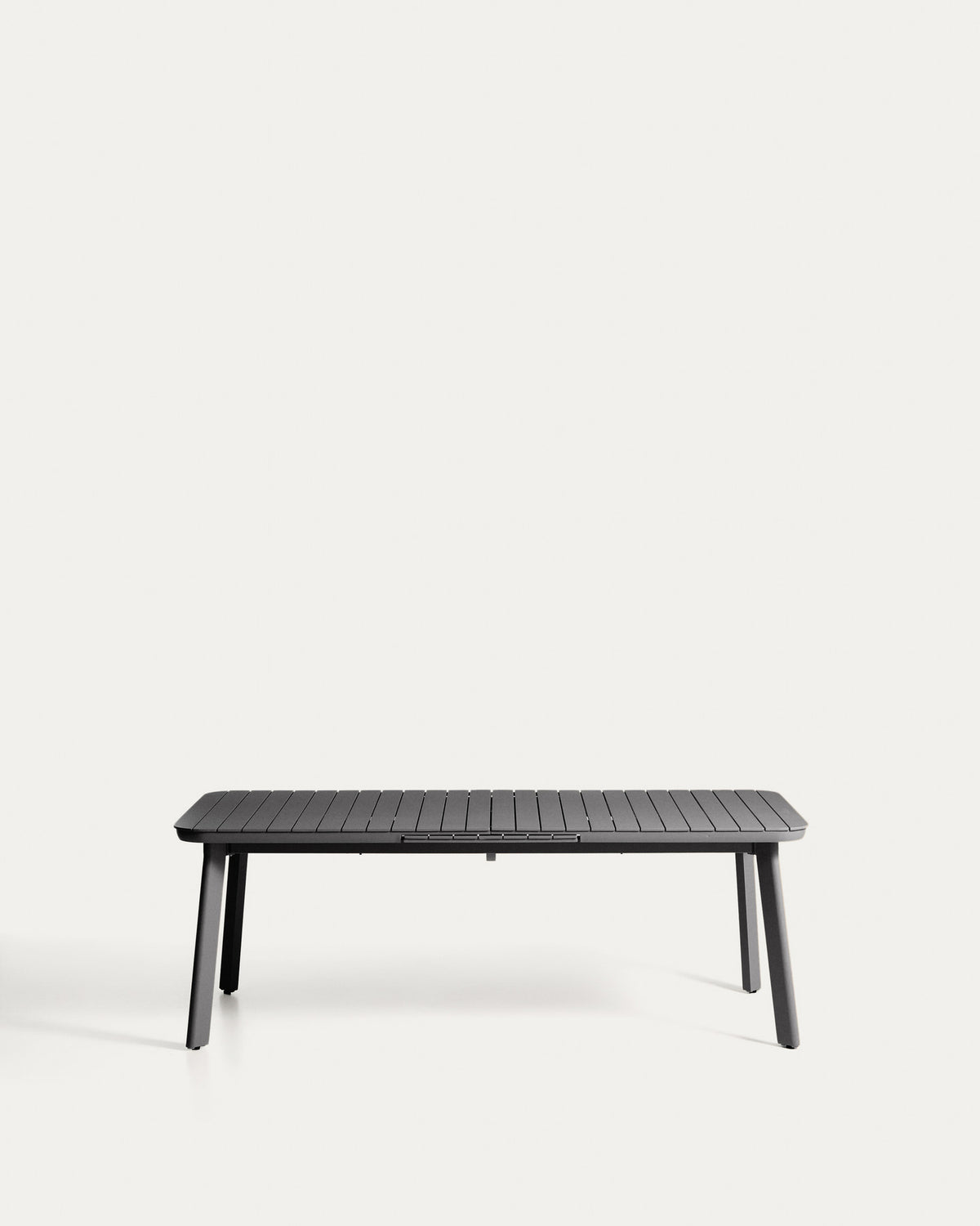 Ausziehbarer Outdoor-Tisch Izola aus Aluminium mit graphitfarbenem Finish 220 (280) x 100 cm in Graphit, Dunkelgrau, Schwarz präsentiert im Onlineshop von KAQTU Design AG. Gartentisch ist von Kave Home
