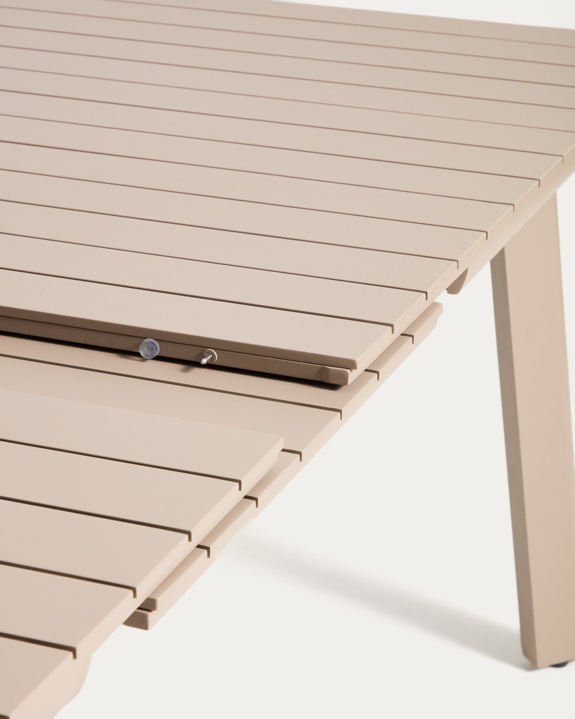 Eleganter, beiger Gartentisch Izola aus Aluminium, ausziehbar von 220 auf 280 cm, ideal für Outdoor-Events und gesellige Runden.