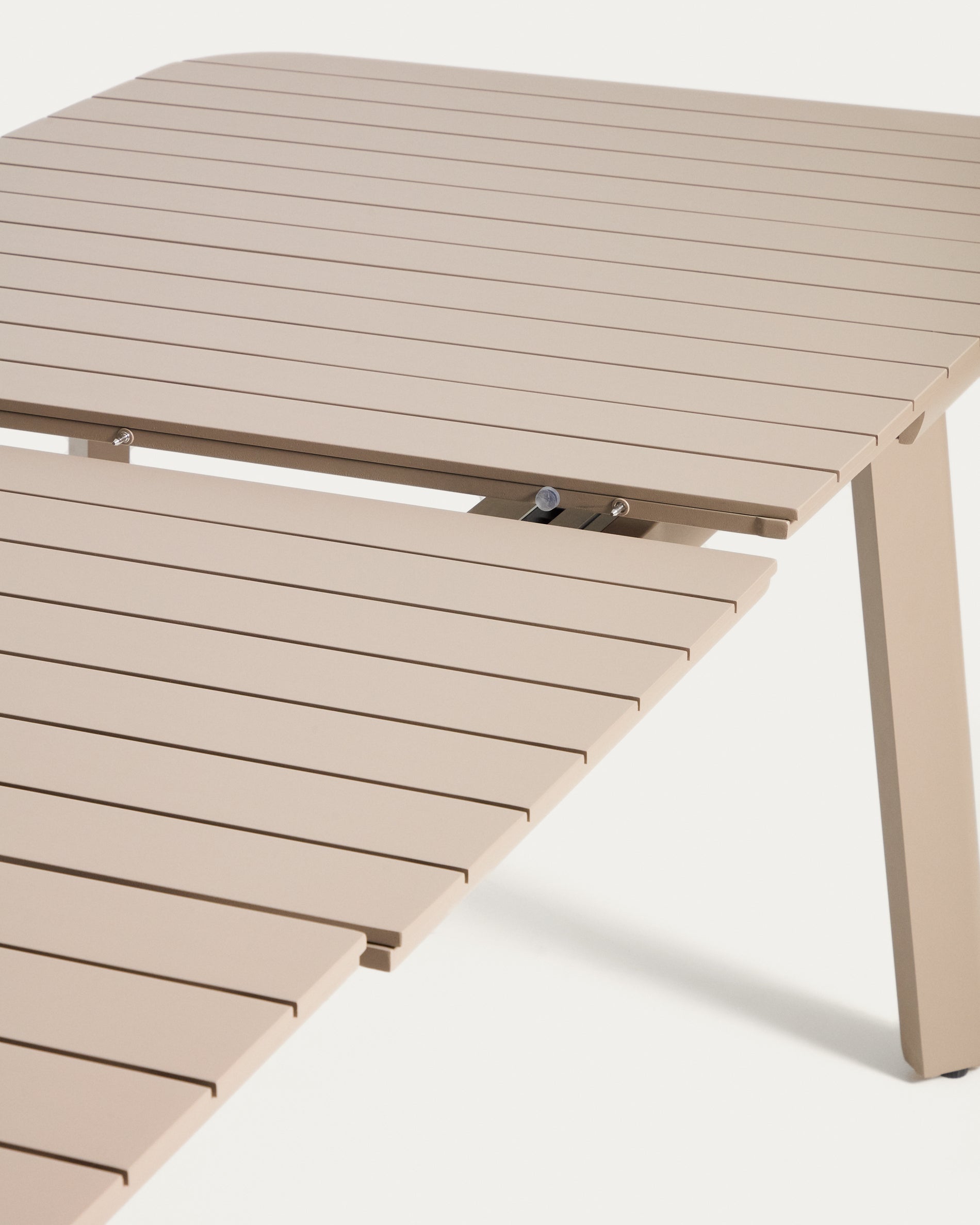 Eleganter, beiger Ausziehtisch Izola aus Aluminium, ideal für gesellige Zusammenkünfte im Freien, mit Platz für bis zu 10 Personen.