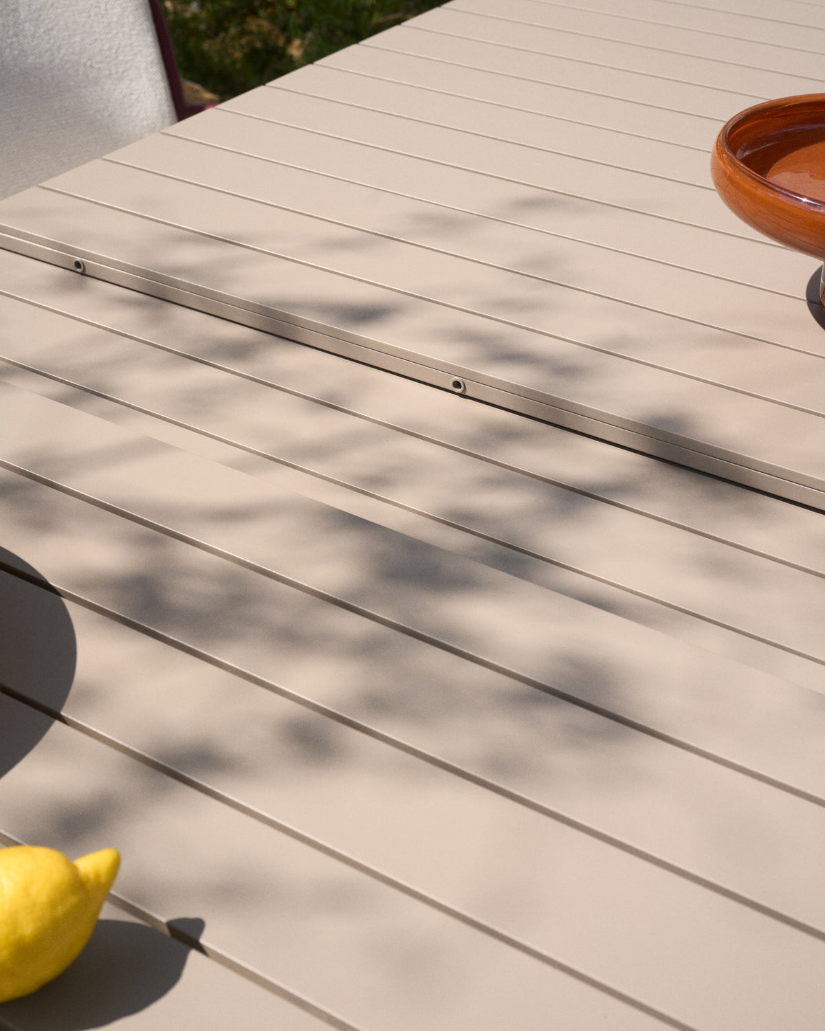 Ausziehbarer Outdoor-Tisch Izola aus Aluminium mit taupefarbenem Finish 220 (280) x 100 cm in Beige, Taupe, Hellbraun, Hellgrau präsentiert im Onlineshop von KAQTU Design AG. Gartentisch ist von Kave Home