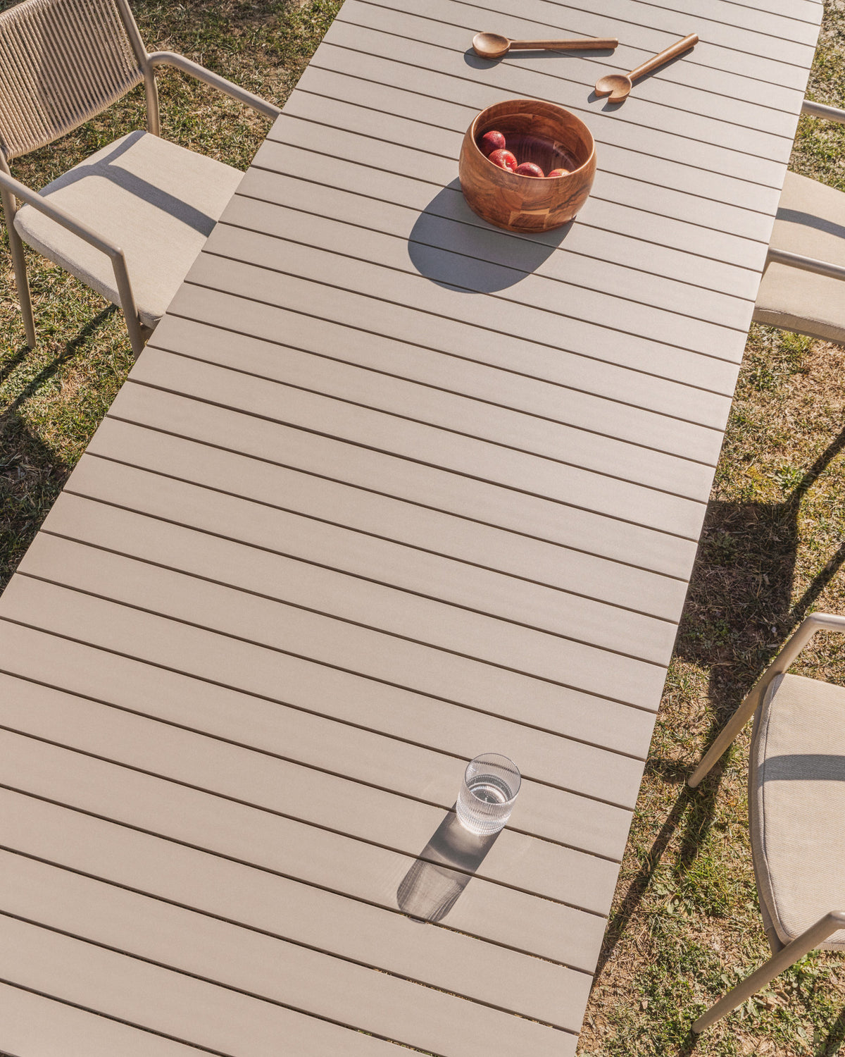 Ausziehbarer Outdoor-Tisch Izola aus Aluminium mit taupefarbenem Finish 220 (280) x 100 cm in Beige, Taupe, Hellbraun, Hellgrau präsentiert im Onlineshop von KAQTU Design AG. Gartentisch ist von Kave Home