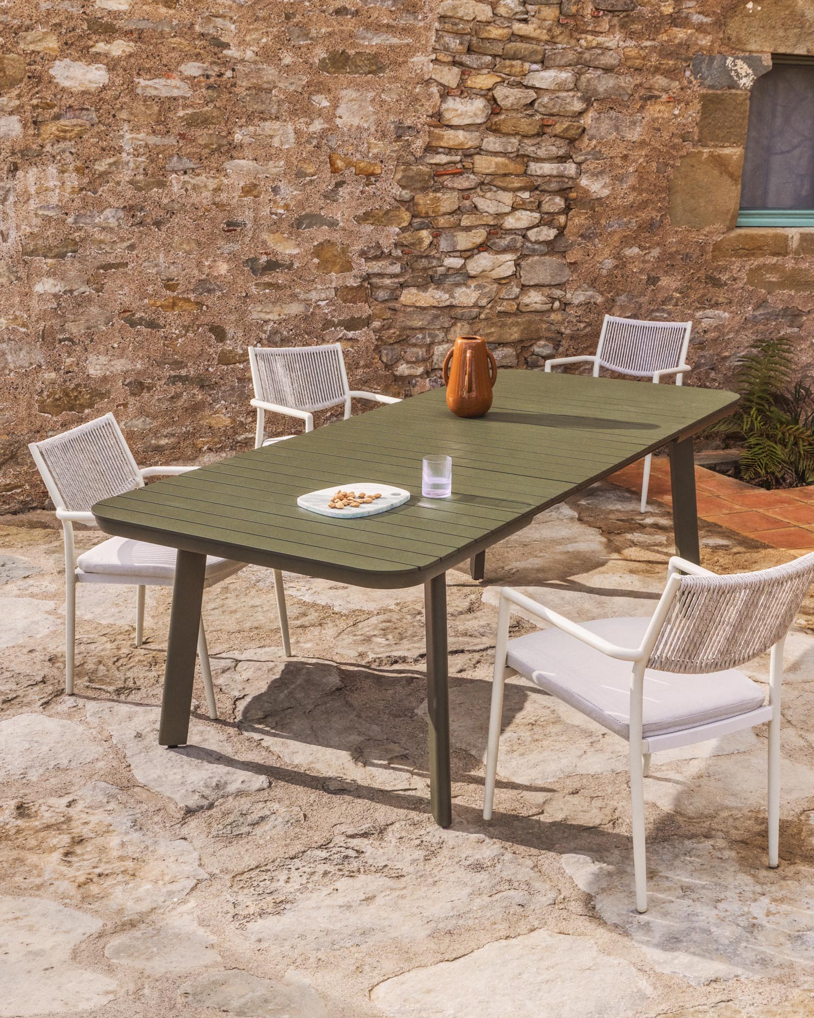 Eleganter, ausziehbarer Gartentisch Izola aus Aluminium in grünem Finish, ideal für Outdoor-Bereiche, Maße 220 (280) x 100 cm.