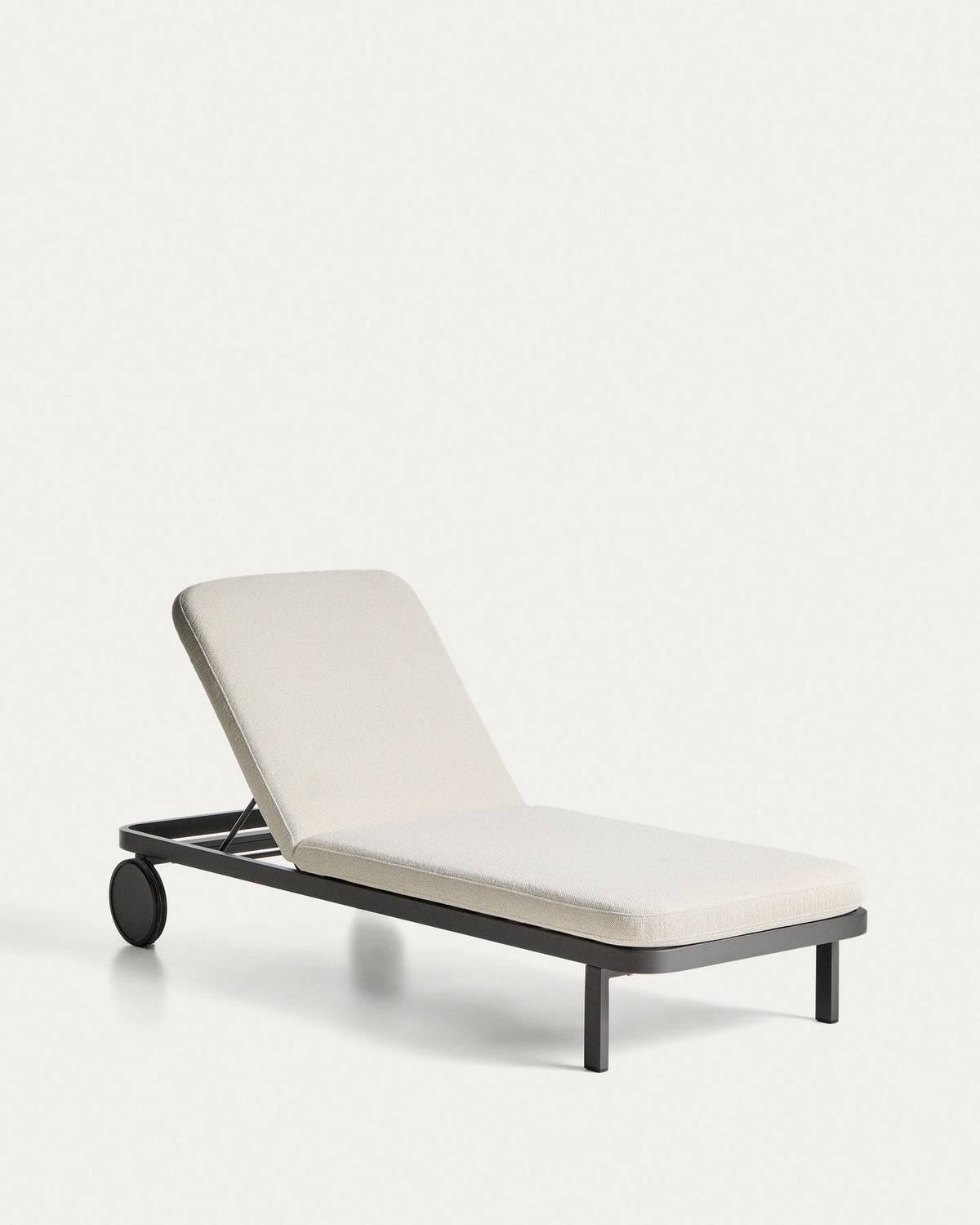Sonnenliege Kionia aus Aluminium in Graphit. in Graphit, Beige präsentiert im Onlineshop von KAQTU Design AG. Liegestuhl ist von Kave Home