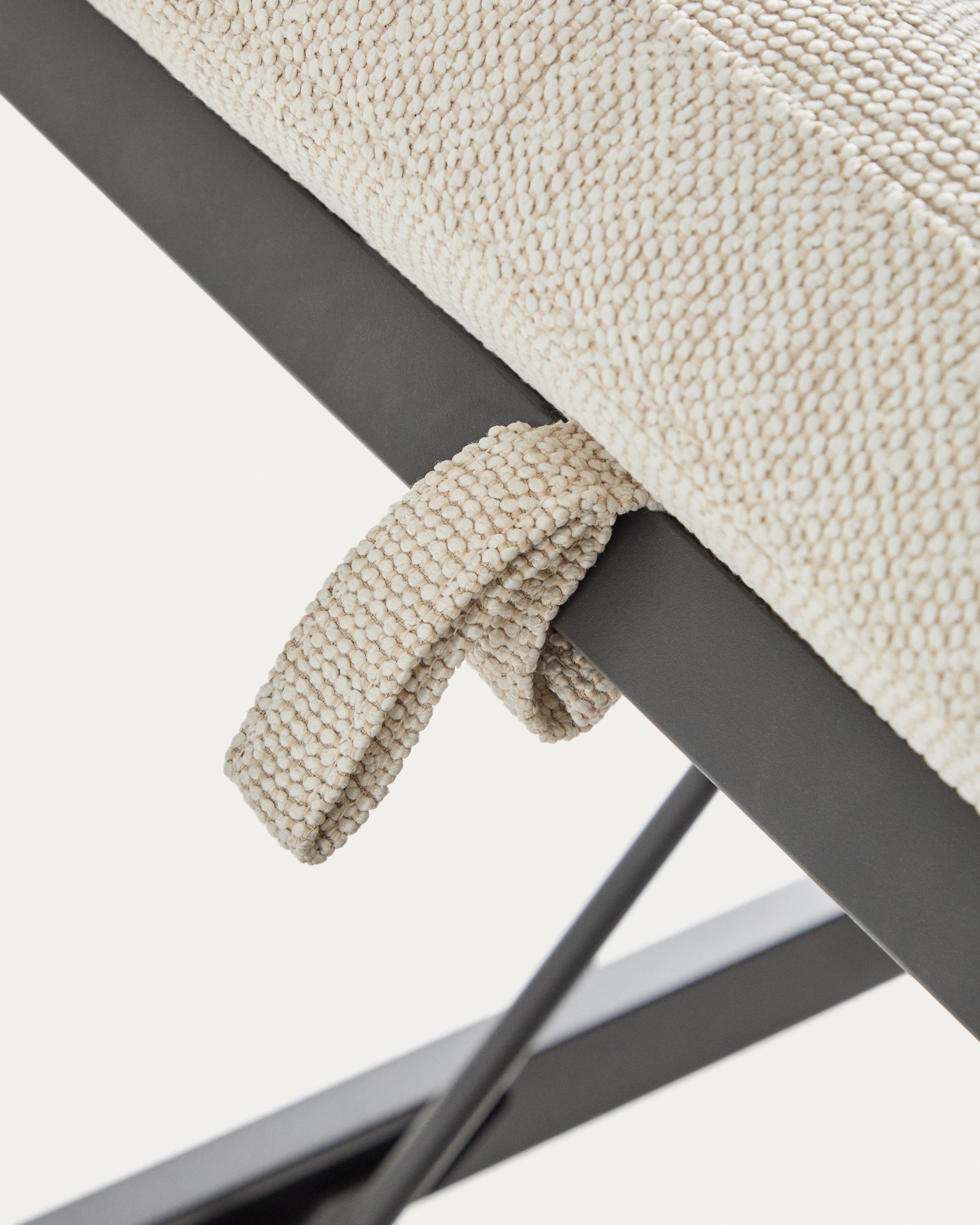 Sonnenliege Kionia aus Aluminium in Graphit. in Graphit präsentiert im Onlineshop von KAQTU Design AG. Liegestuhl ist von Kave Home