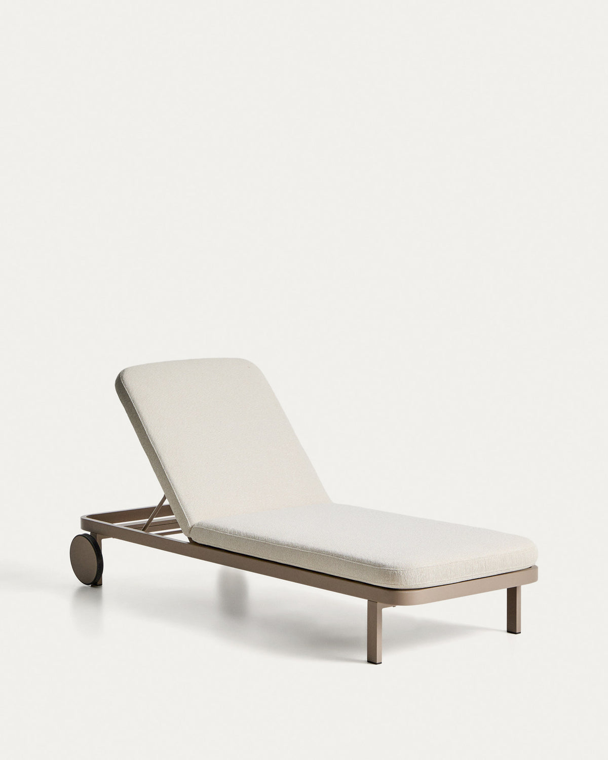 Sonnenliege Kionia aus Aluminium in Taupe. in Taupe, Beige präsentiert im Onlineshop von KAQTU Design AG. Liegestuhl ist von Kave Home