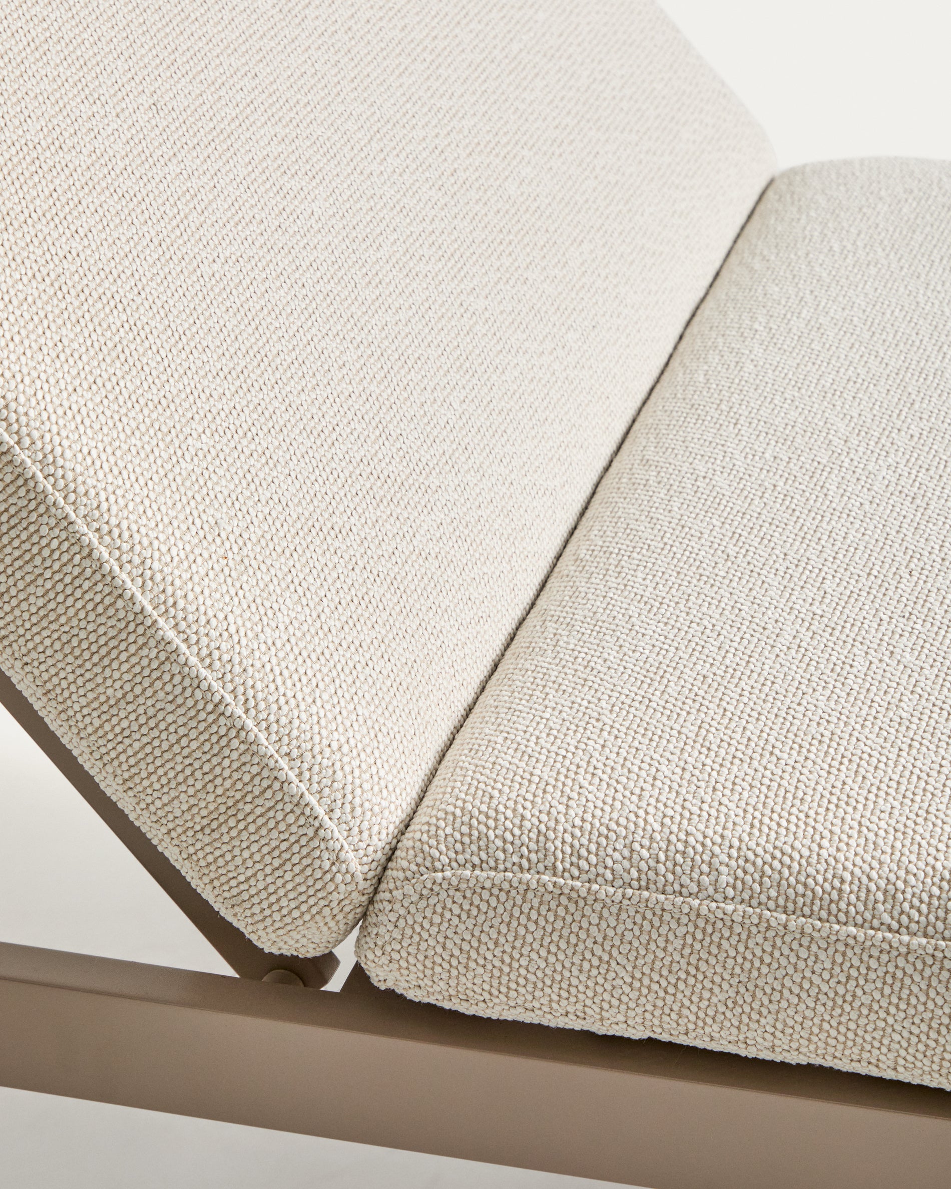 Moderne Sonnenliege Kionia aus leichtem Aluminium in sanftem Taupe, perfekt für gemütliche Tage im Garten oder am Pool.