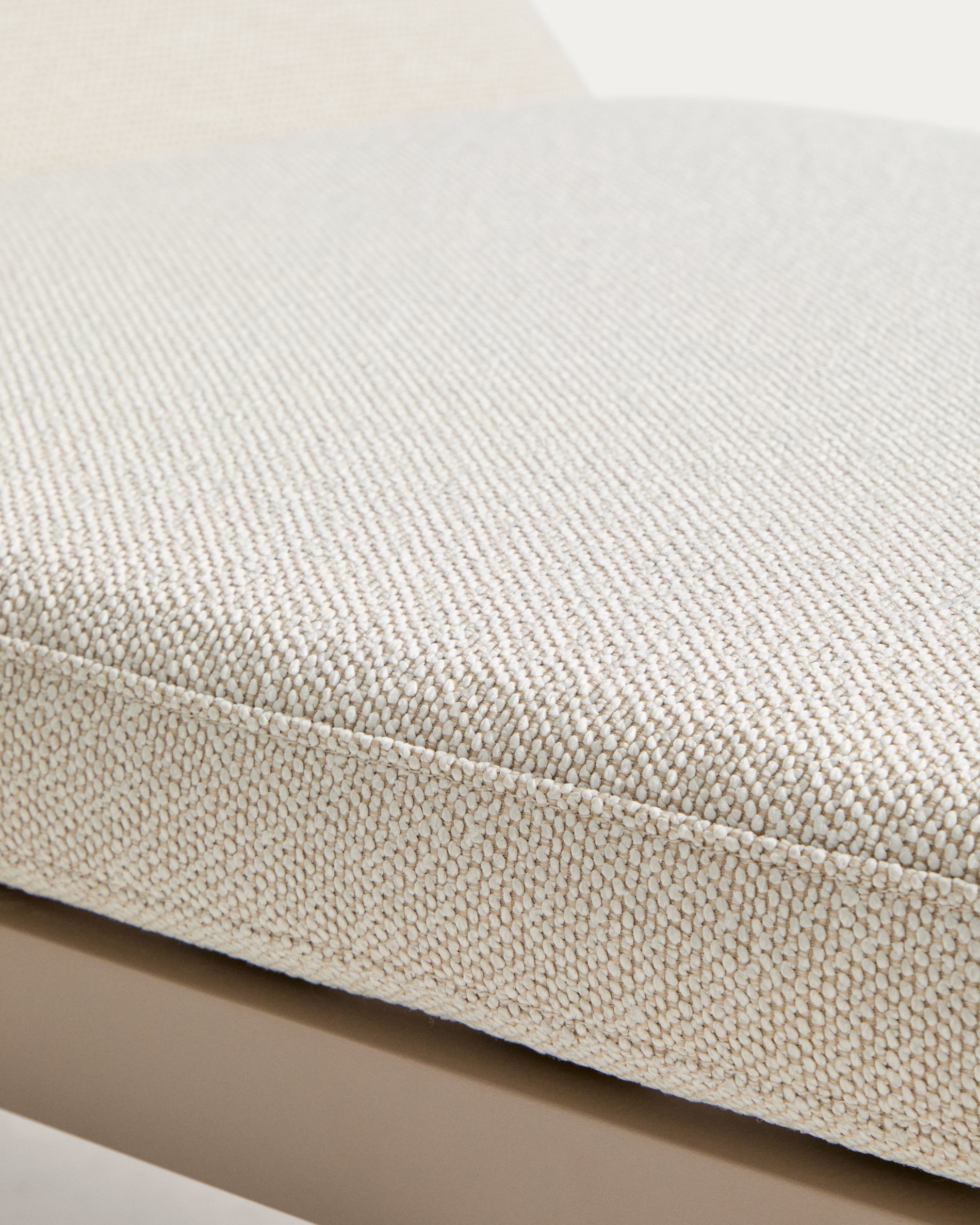 Moderne Sonnenliege Kionia aus leichtem Aluminium in sanftem Taupe, perfekt für gemütliche Tage im Garten oder auf der Terrasse.