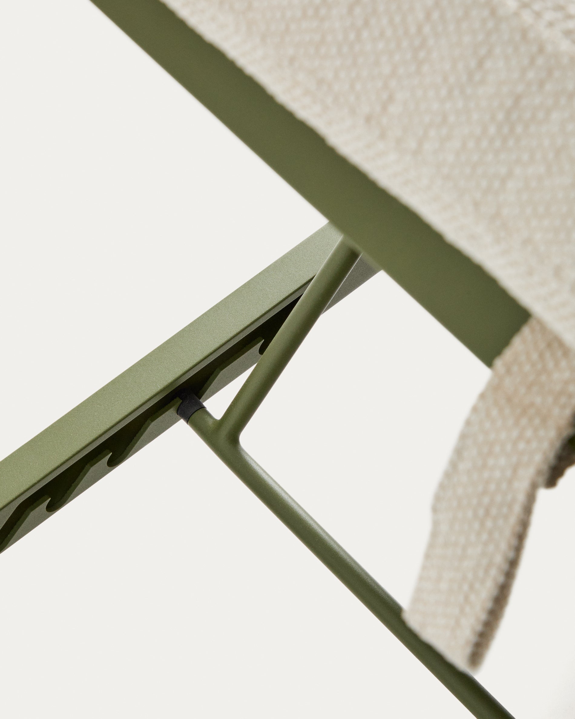 Sonnenliege Kionia aus Aluminium in Grün. in Grün präsentiert im Onlineshop von KAQTU Design AG. Liegestuhl ist von Kave Home