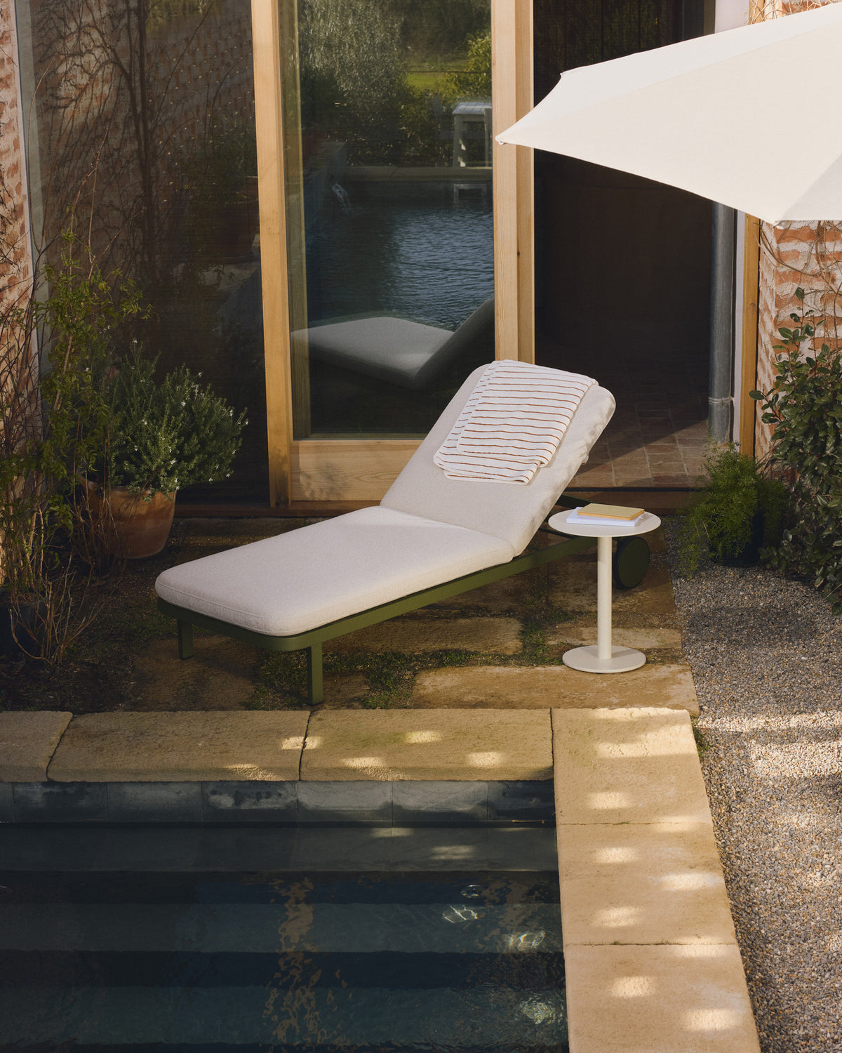 Sonnenliege Kionia aus Aluminium in Grün. in Grün, Beige präsentiert im Onlineshop von KAQTU Design AG. Liegestuhl ist von Kave Home