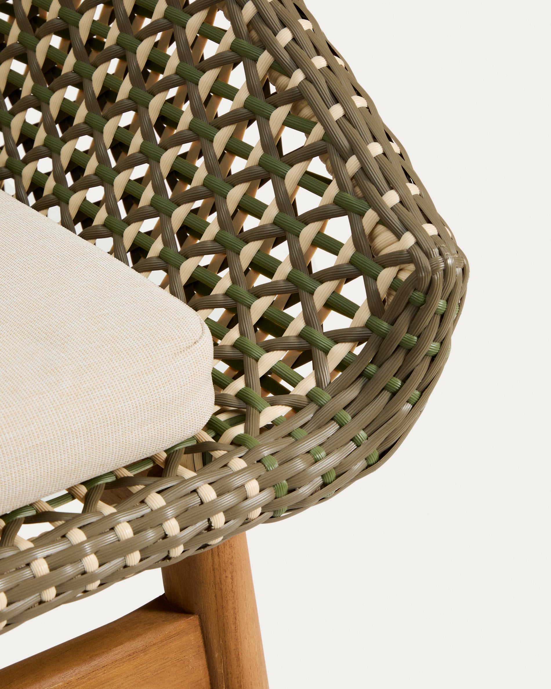 Stuhl Olbia aus synthetischem Rattan und massivem Teakholz FSC 100 % in Dunkelgrün präsentiert im Onlineshop von KAQTU Design AG. Gartenstuhl ist von Kave Home