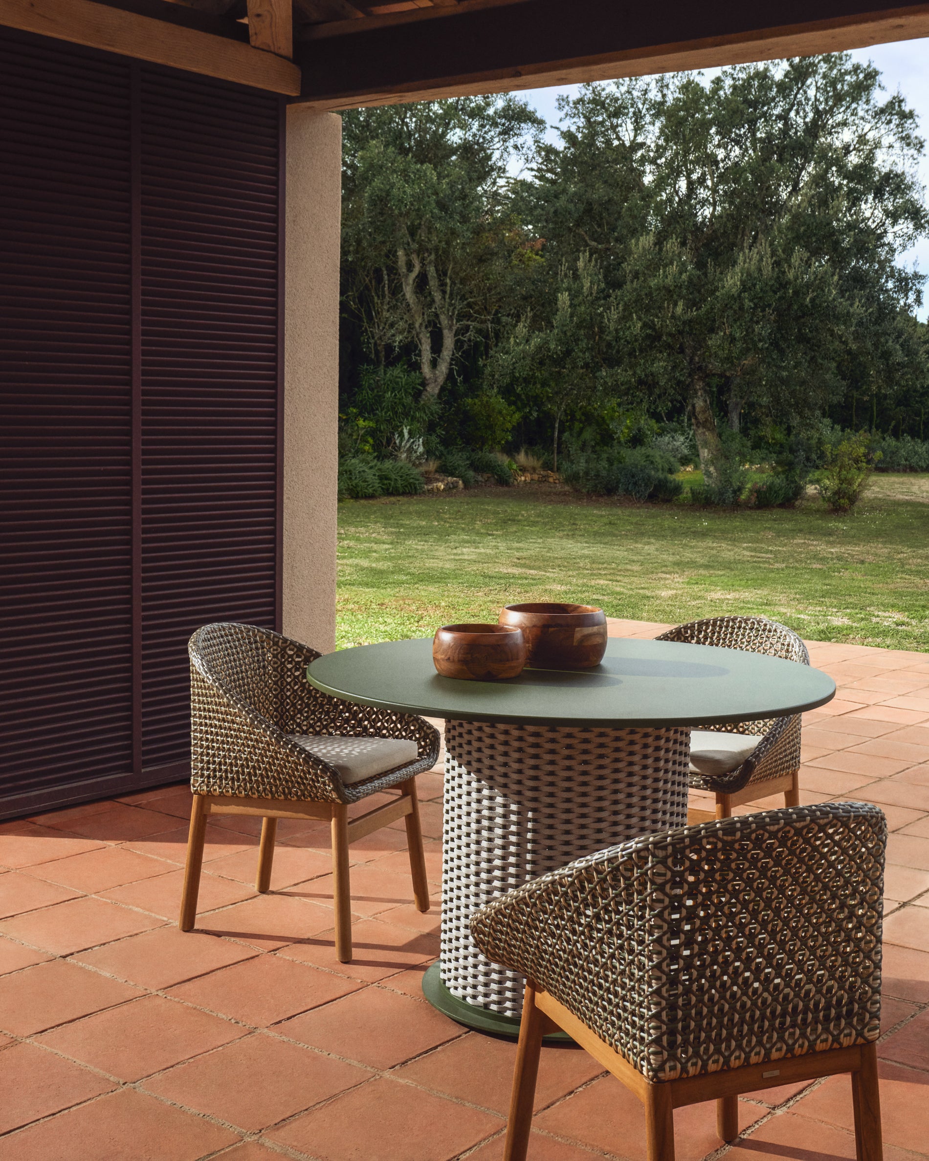 Stuhl Olbia aus synthetischem Rattan und massivem Teakholz FSC 100 % in Dunkelgrün präsentiert im Onlineshop von KAQTU Design AG. Gartenstuhl ist von Kave Home