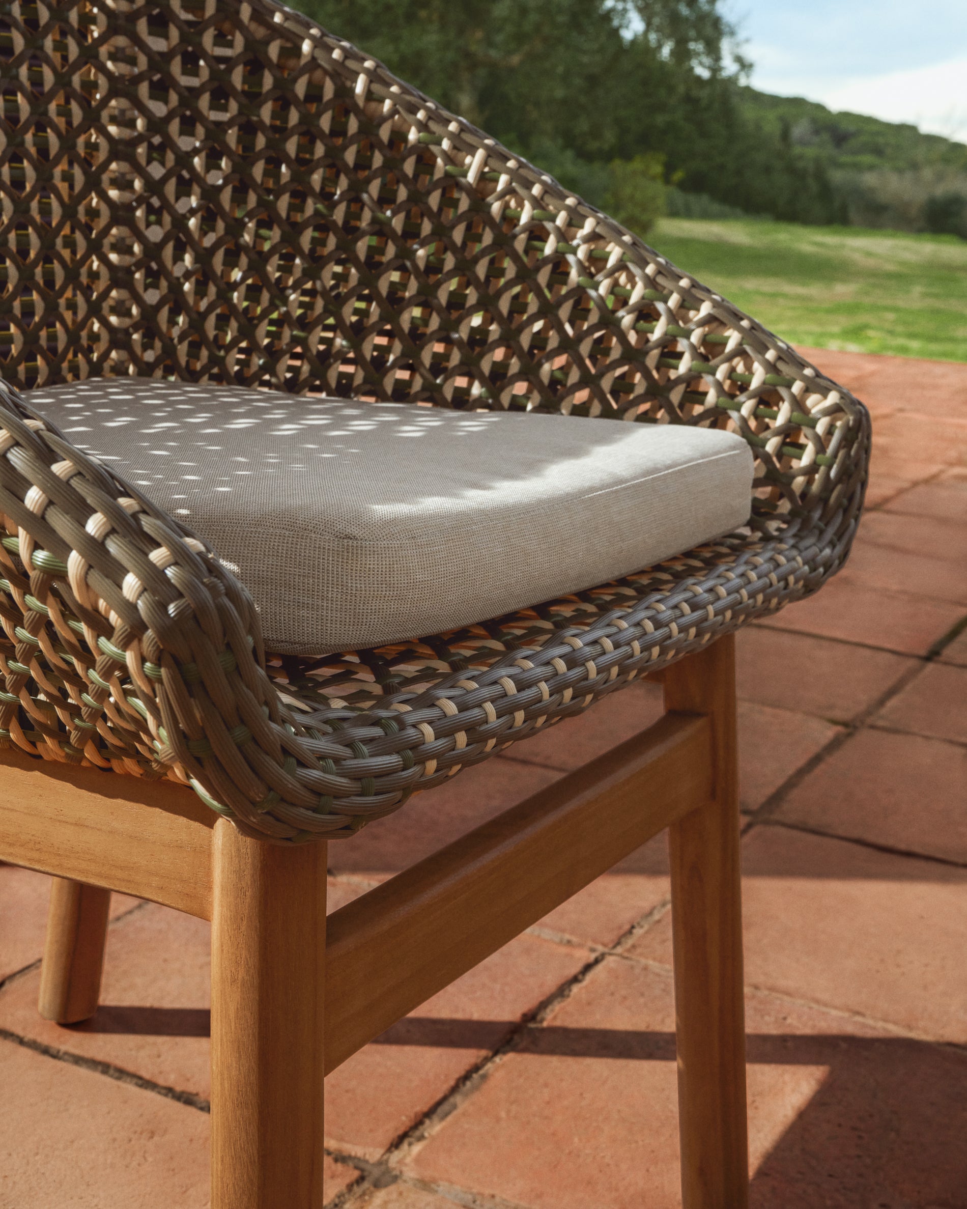 Stuhl Olbia aus synthetischem Rattan und massivem Teakholz FSC 100 % in Dunkelgrün präsentiert im Onlineshop von KAQTU Design AG. Gartenstuhl ist von Kave Home