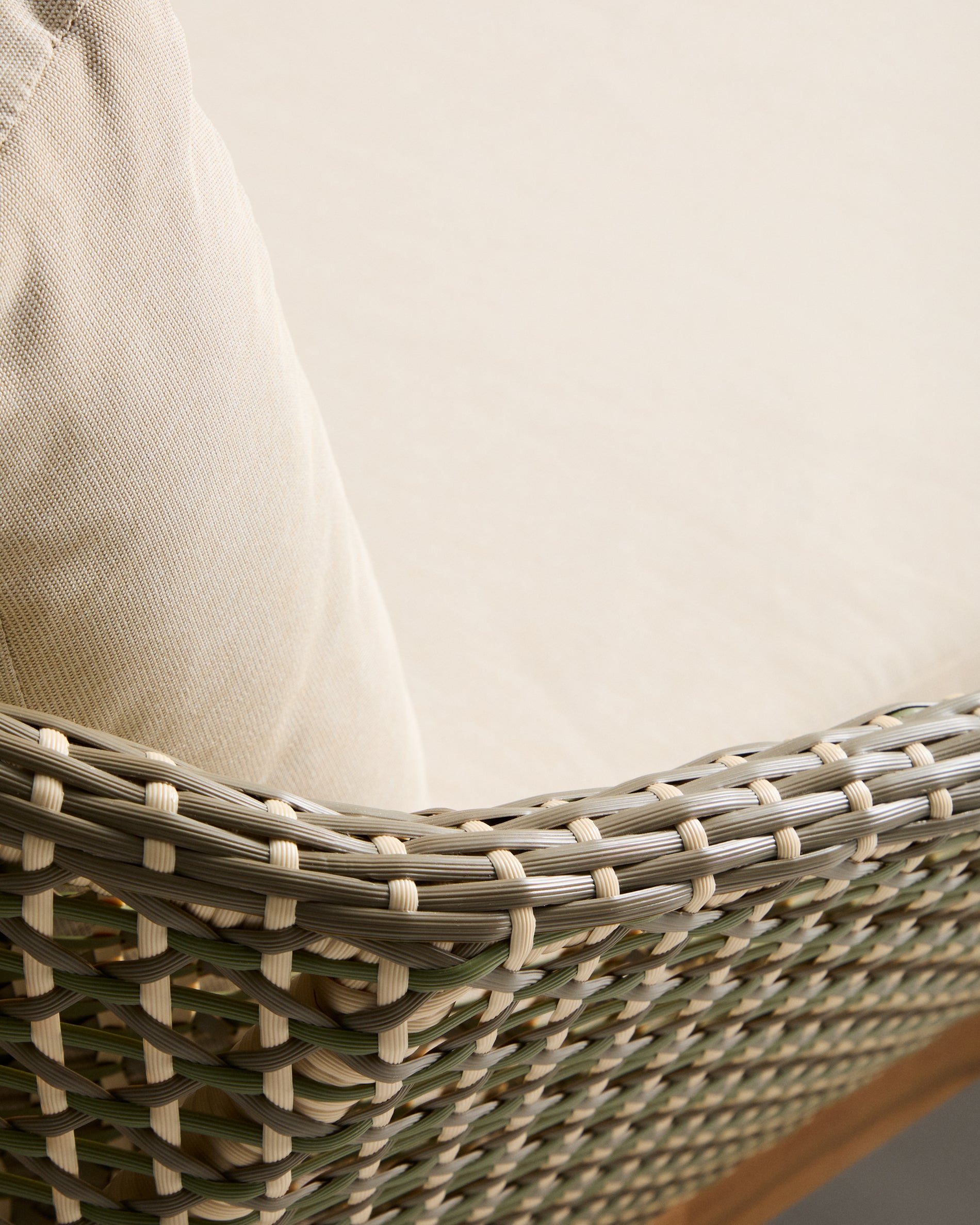 2er-Sonnenliege Olbia aus synthetischem Rattan und massivem Teakholz FSC 100 % in Dunkelgrün präsentiert im Onlineshop von KAQTU Design AG. Liegestuhl ist von Kave Home