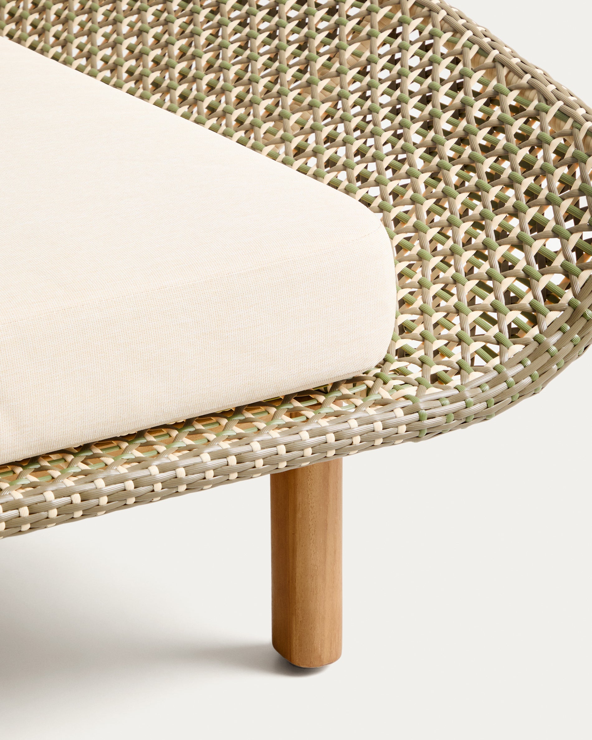 2er-Sonnenliege Olbia aus synthetischem Rattan und massivem Teakholz FSC 100 % in Dunkelgrün präsentiert im Onlineshop von KAQTU Design AG. Liegestuhl ist von Kave Home