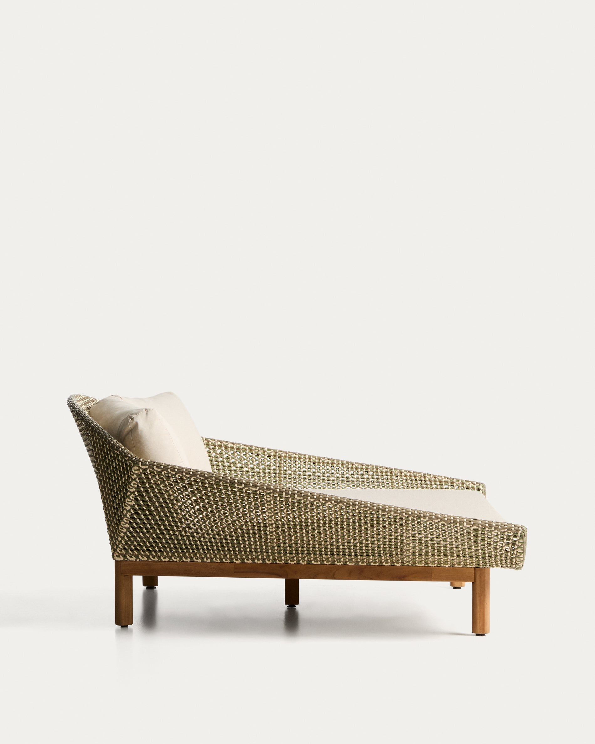 2er-Sonnenliege Olbia aus synthetischem Rattan und massivem Teakholz FSC 100 % in Dunkelgrün präsentiert im Onlineshop von KAQTU Design AG. Liegestuhl ist von Kave Home