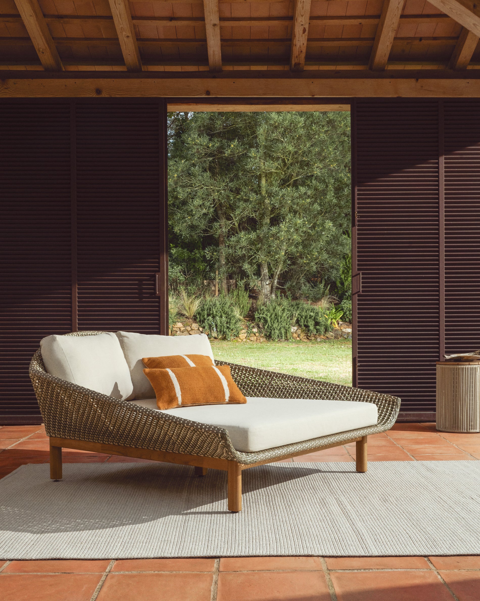 2er-Sonnenliege Olbia aus synthetischem Rattan und massivem Teakholz FSC 100 % in Dunkelgrün präsentiert im Onlineshop von KAQTU Design AG. Liegestuhl ist von Kave Home