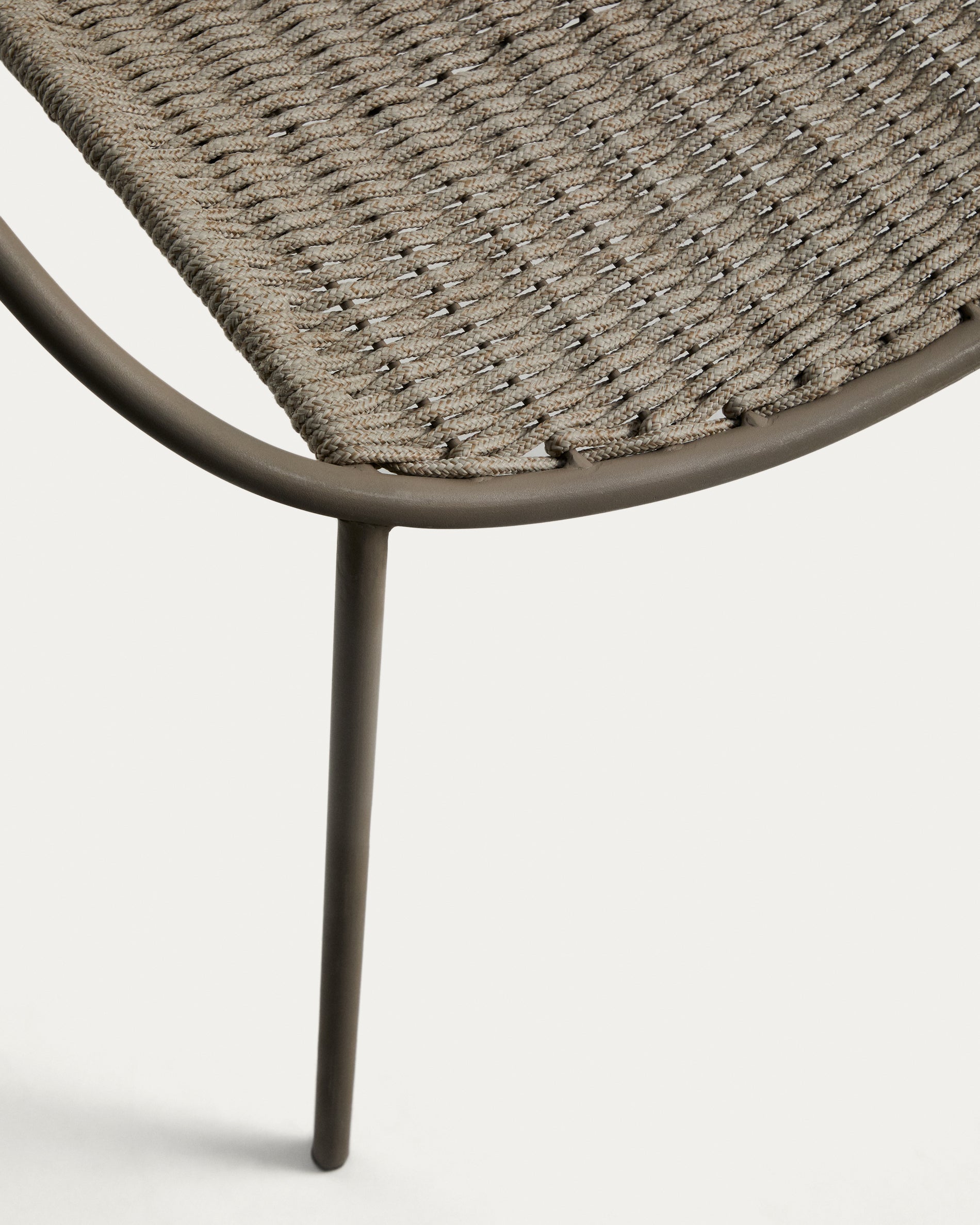 Eleganter stapelbarer Stuhl Atrani aus robustem verzinktem Stahl und taupefarbenem Seil, ideal für moderne Terrassen und Gärten.