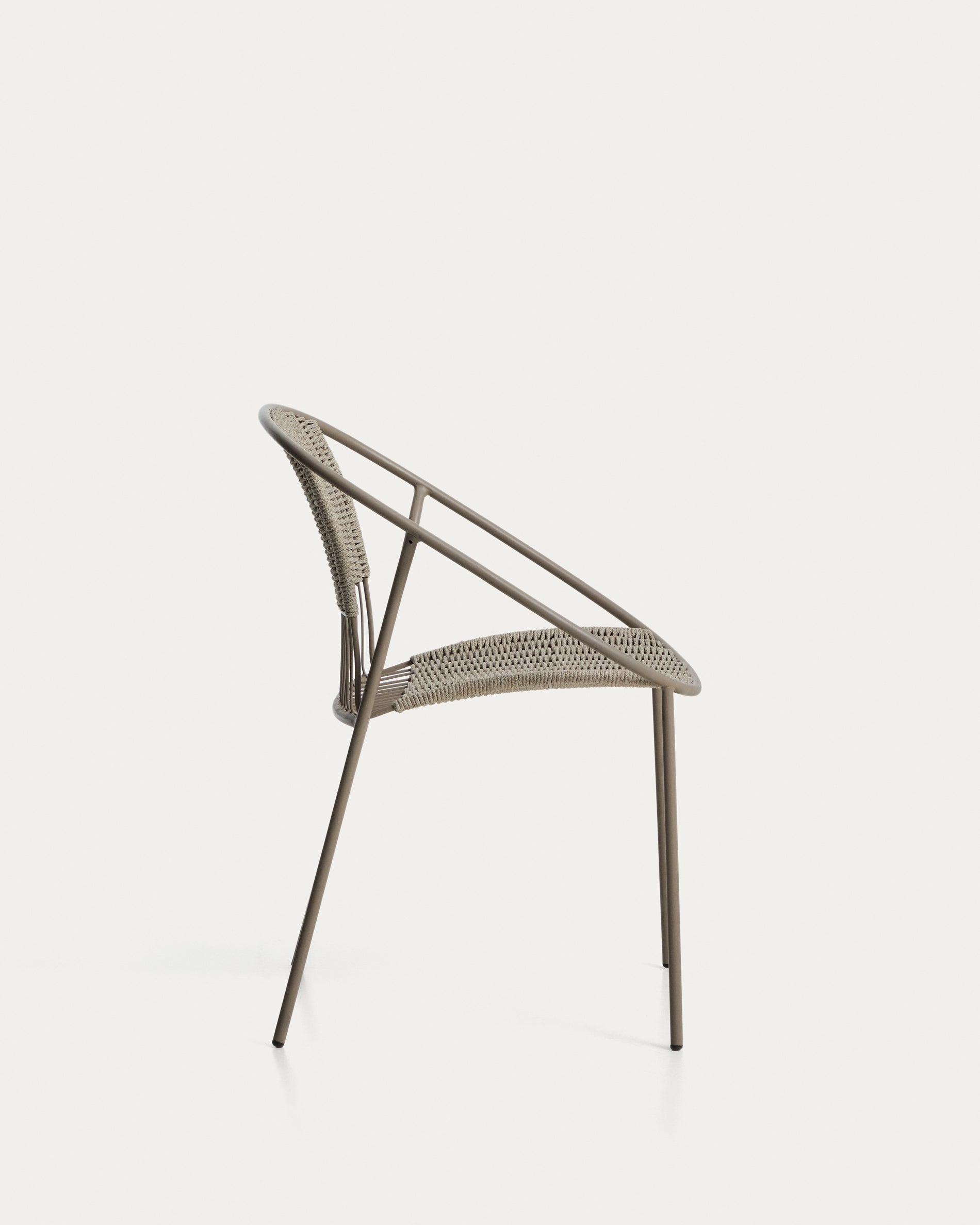 Stapelbarer Gartenstuhl Atrani aus langlebigem verzinktem Stahl und taupefarbenem Seil, perfekt für moderne Terrassen und Balkone.