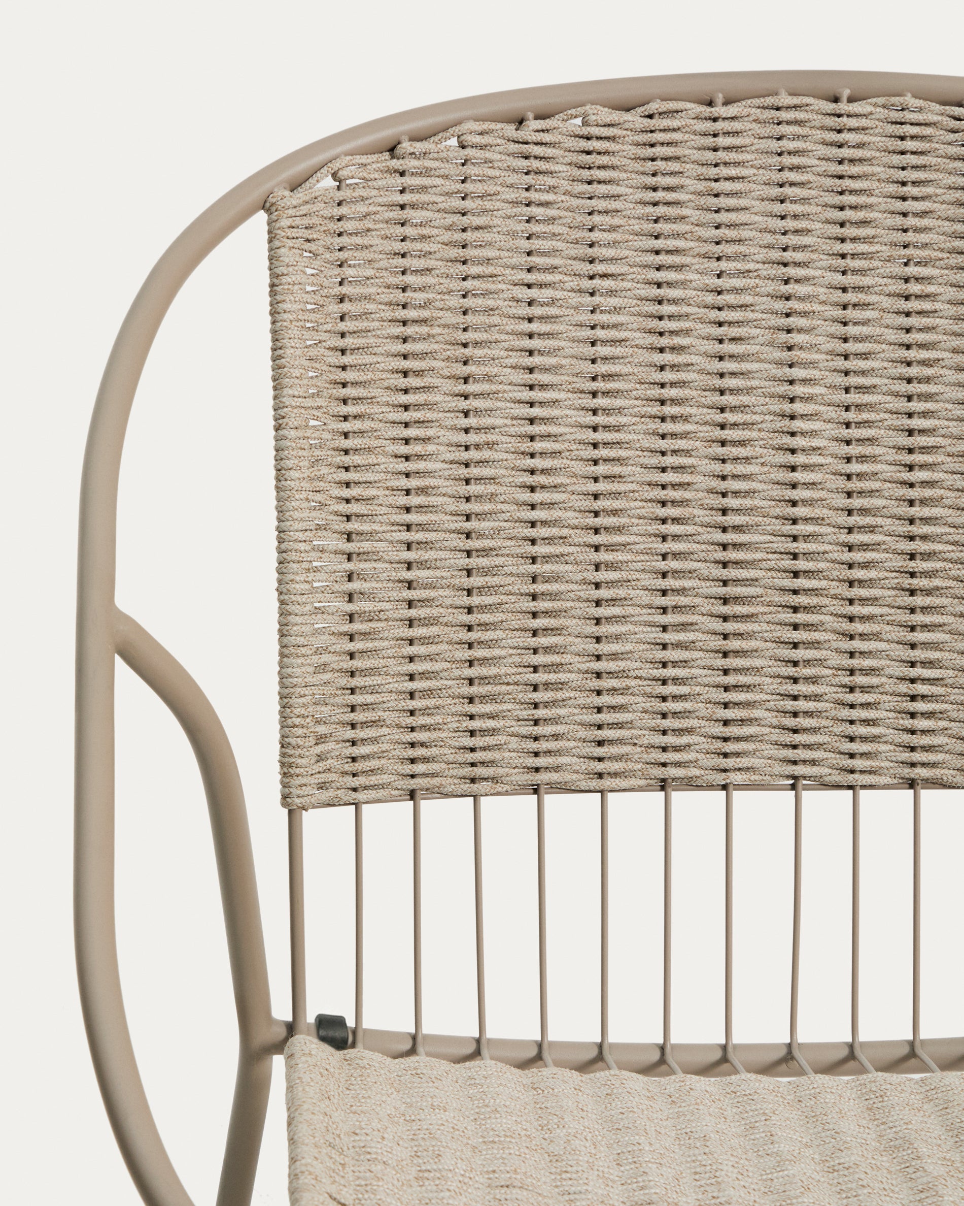 Eleganter stapelbarer Sessel Atrani in Taupe, gefertigt aus robustem verzinktem Stahl und hochwertigem Seil, ideal für den Außenbereich.