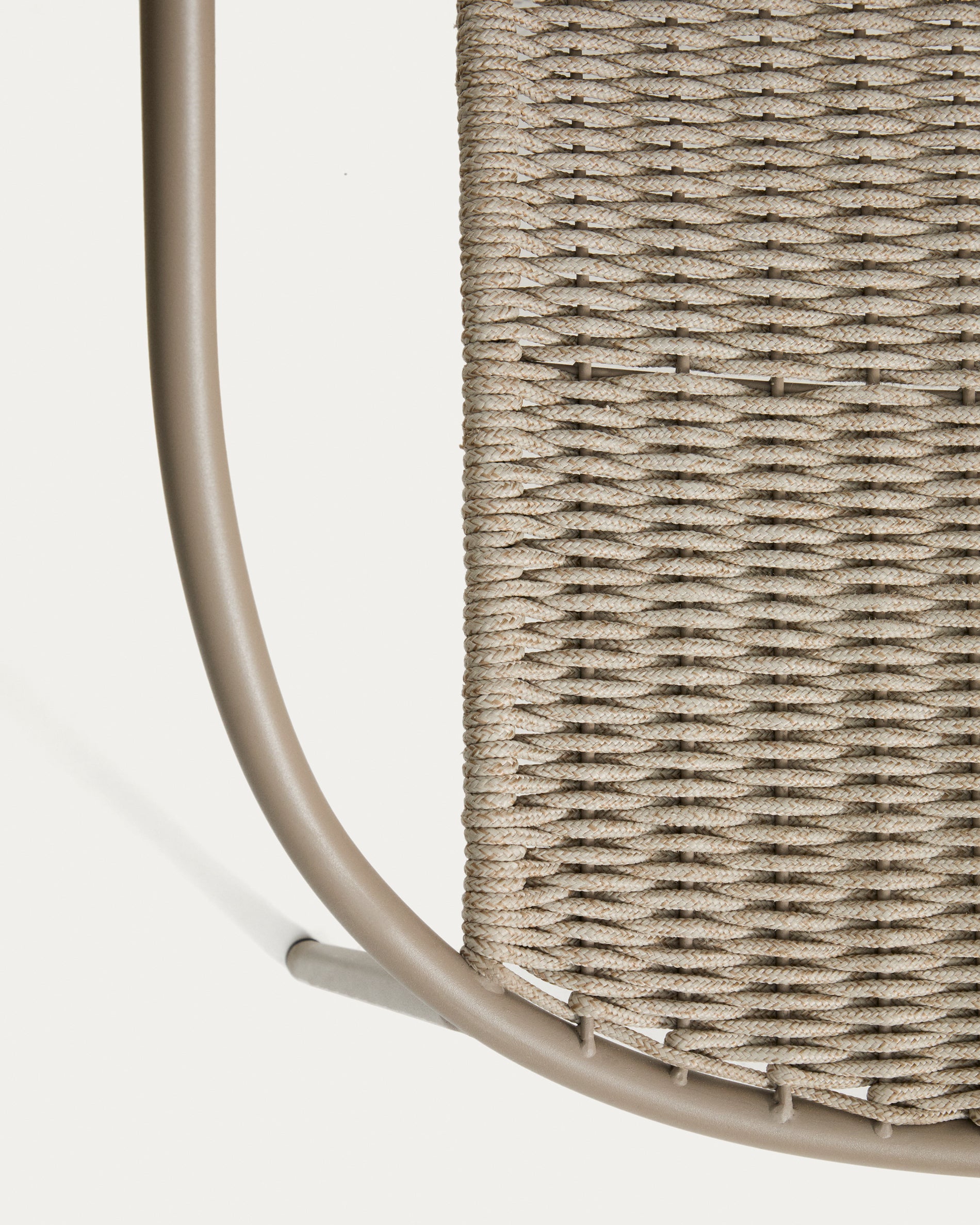 Stapelbarer Outdoor-Sessel Atrani in stilvollem Taupe, aus langlebigem verzinktem Stahl und strapazierfähigem Seil, perfekt für Garten und Terrasse.
