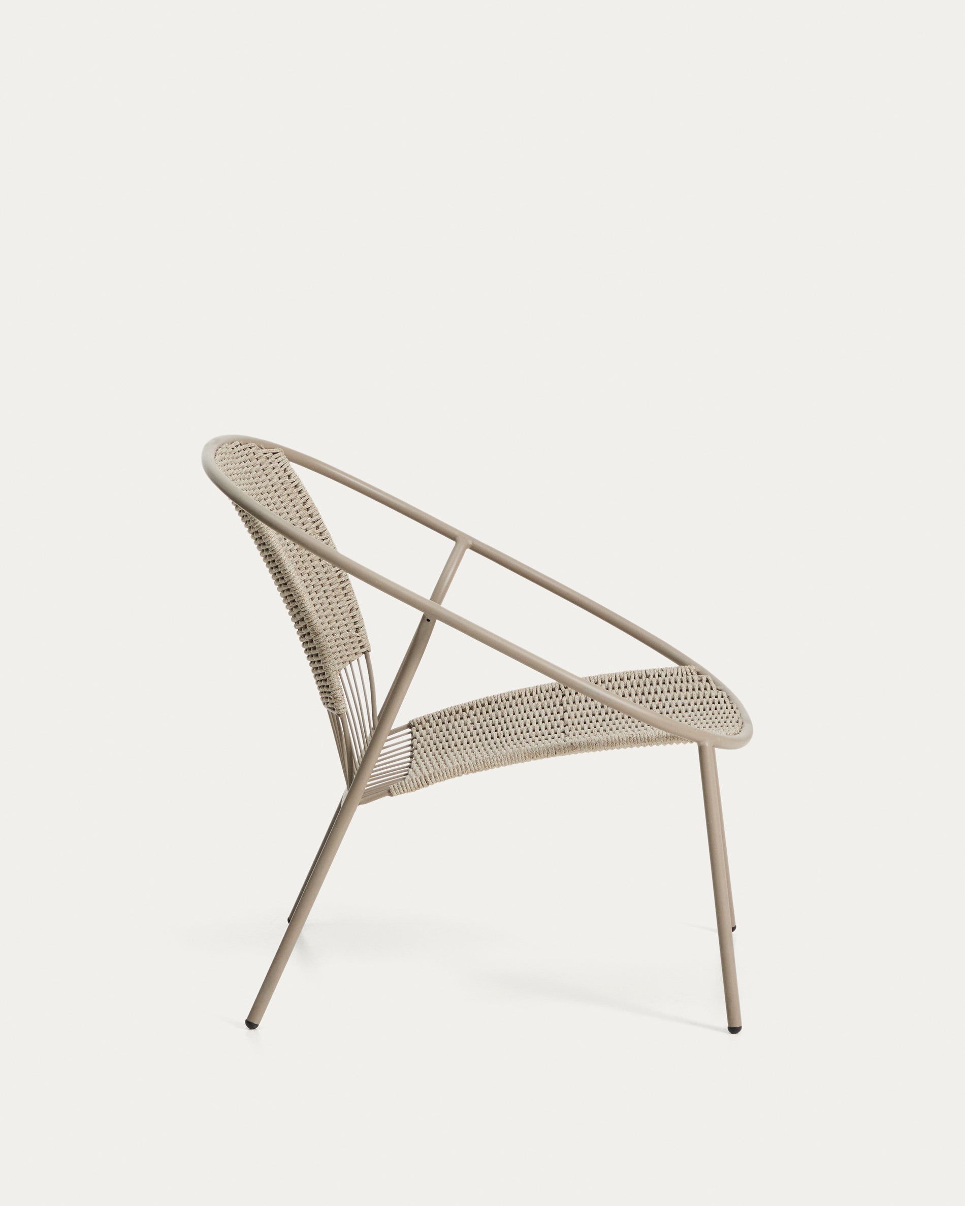 Stapelbarer Outdoor-Sessel Atrani in stilvollem Taupe, aus langlebigem verzinktem Stahl und strapazierfähigem Seil, perfekt für Garten und Terrasse.