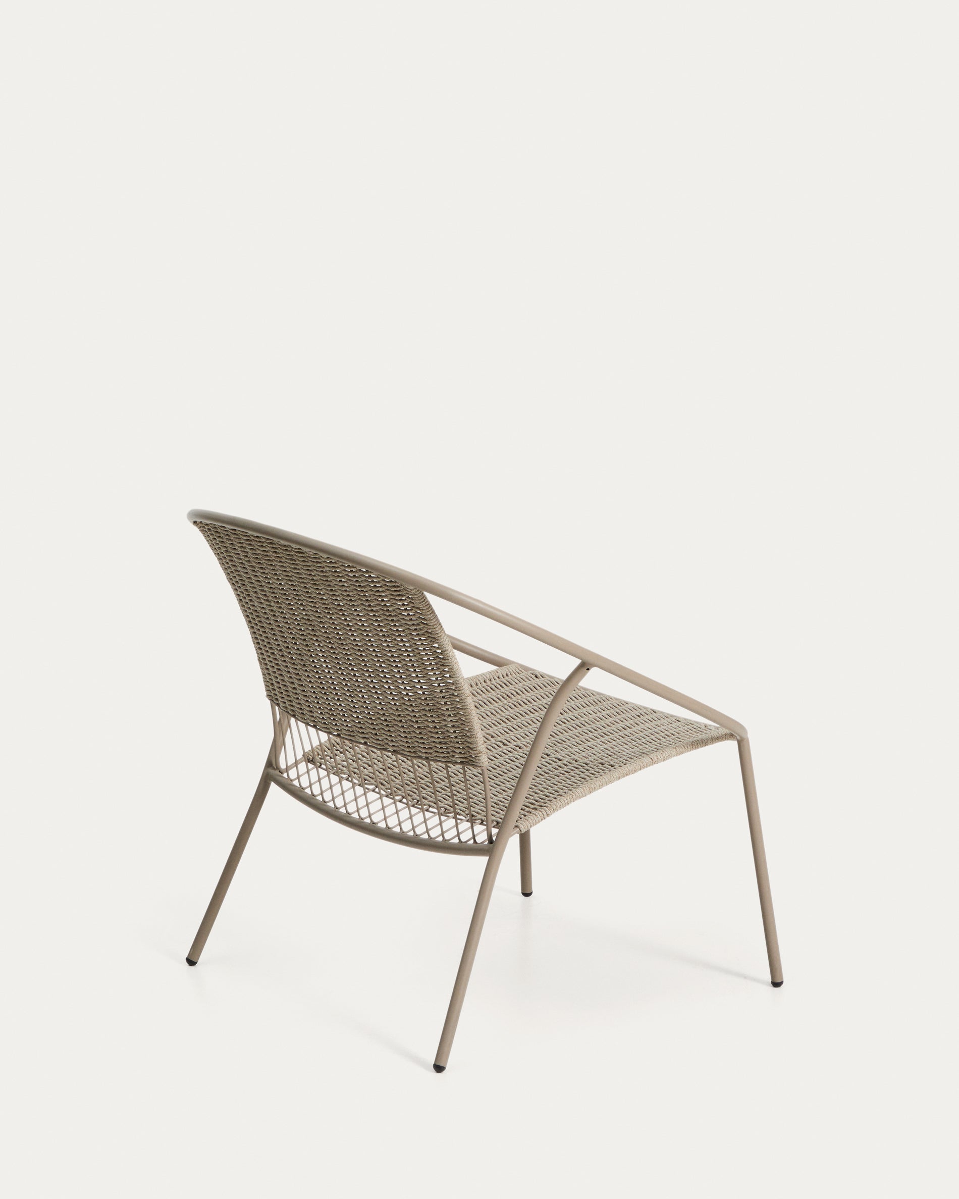 Eleganter stapelbarer Sessel Atrani in Taupe, gefertigt aus robustem verzinktem Stahl und hochwertigem Seil, ideal für den Außenbereich.