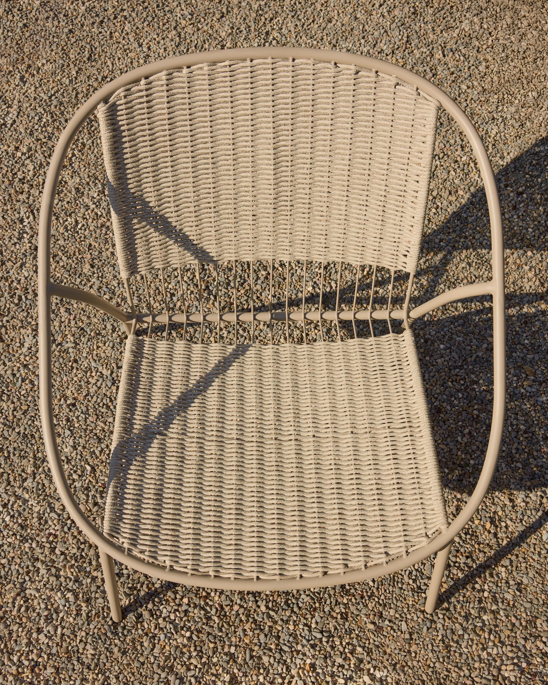 Stapelbarer Outdoor-Sessel Atrani in stilvollem Taupe, aus langlebigem verzinktem Stahl und strapazierfähigem Seil, perfekt für Garten und Terrasse.