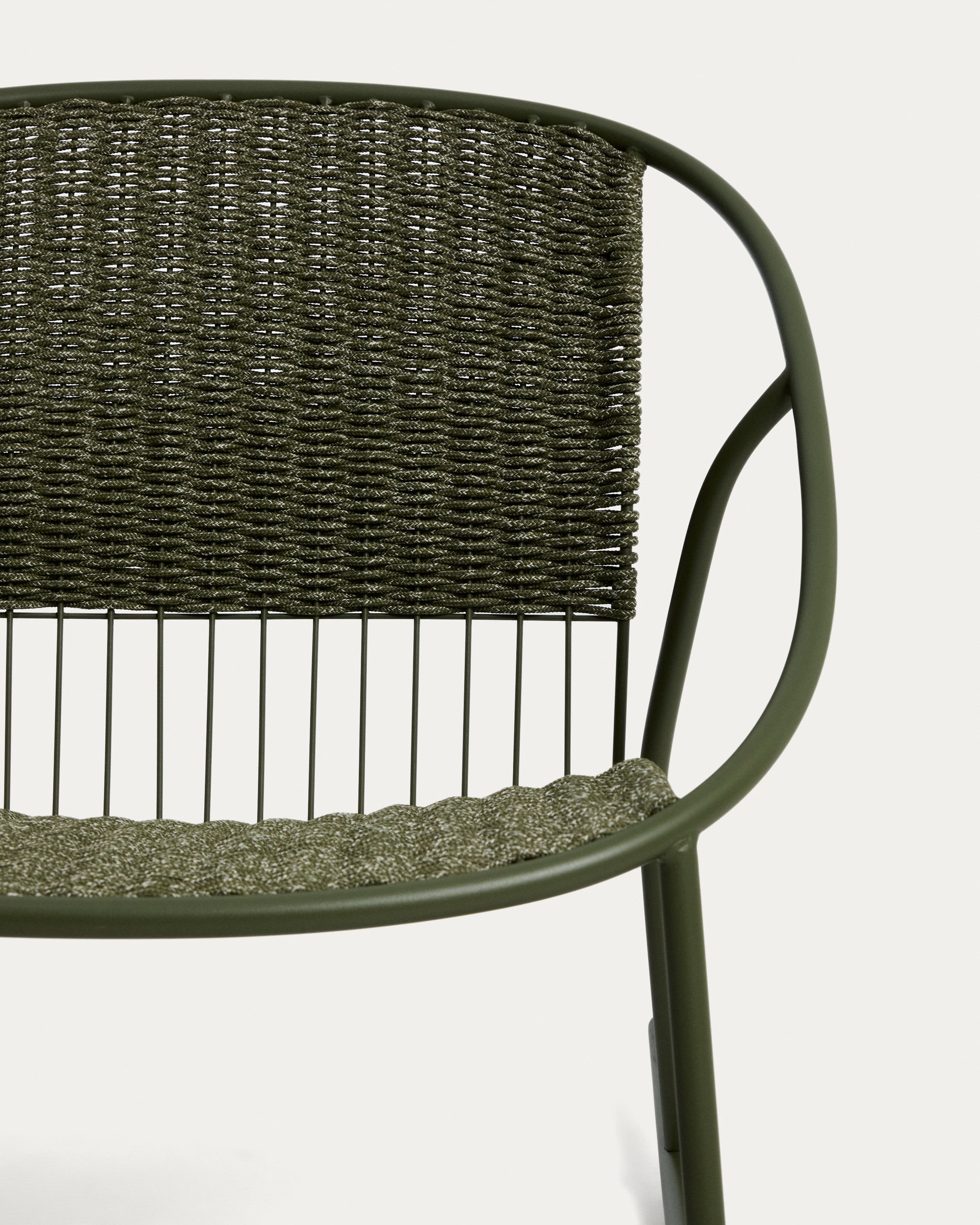 Schaukelstuhl Atrani aus verzinktem Stahl und grünem Seil in Dunkelgrün präsentiert im Onlineshop von KAQTU Design AG. Outdoor-Sessel ist von Kave Home