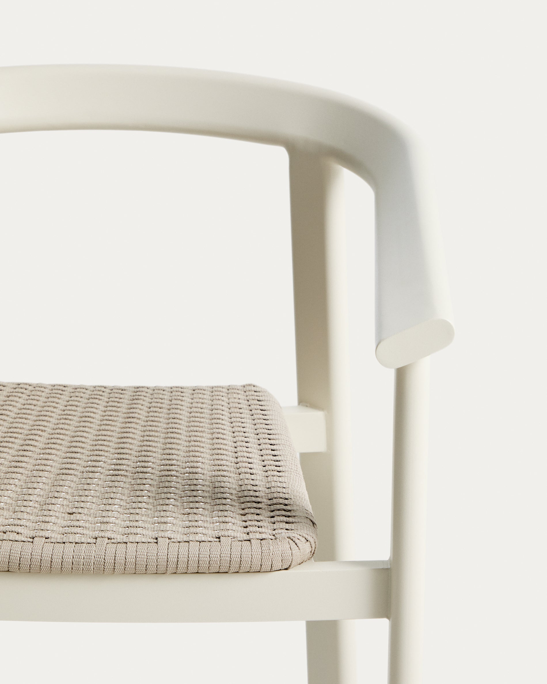 Stapelbarer Stuhl Erice aus Aluminium und ecrufarbenem Seil in Ecru präsentiert im Onlineshop von KAQTU Design AG. Gartenstuhl ist von Kave Home