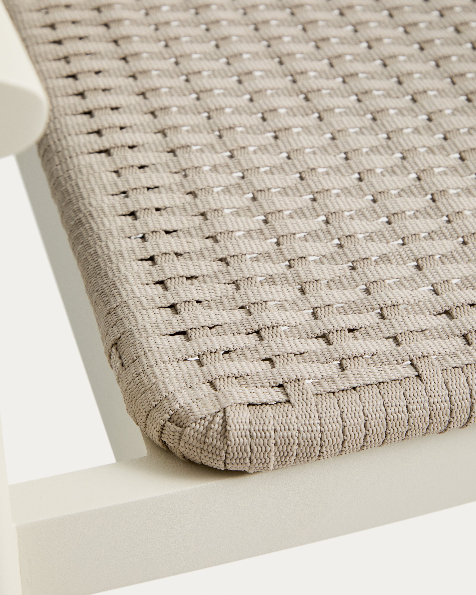 Stapelbarer Stuhl Erice aus Aluminium und ecrufarbenem Seil in Ecru präsentiert im Onlineshop von KAQTU Design AG. Gartenstuhl ist von Kave Home