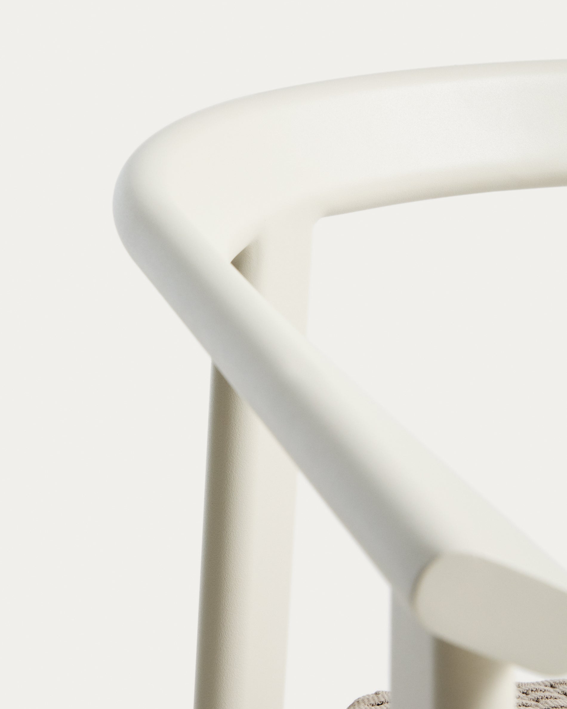 Stapelbarer Stuhl Erice aus Aluminium und ecrufarbenem Seil in Ecru präsentiert im Onlineshop von KAQTU Design AG. Gartenstuhl ist von Kave Home