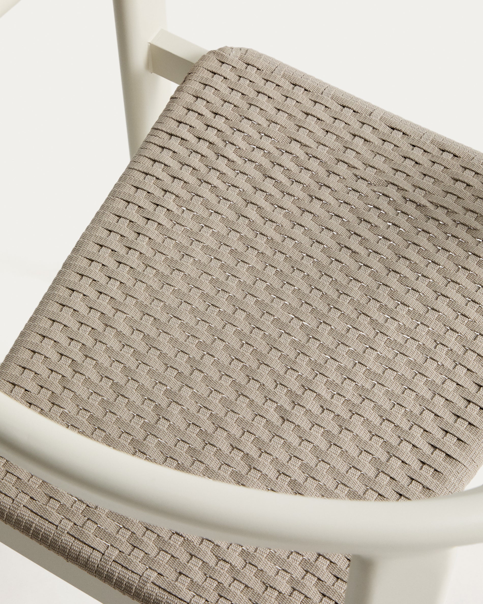 Stapelbarer Stuhl Erice aus Aluminium und ecrufarbenem Seil in Ecru präsentiert im Onlineshop von KAQTU Design AG. Gartenstuhl ist von Kave Home