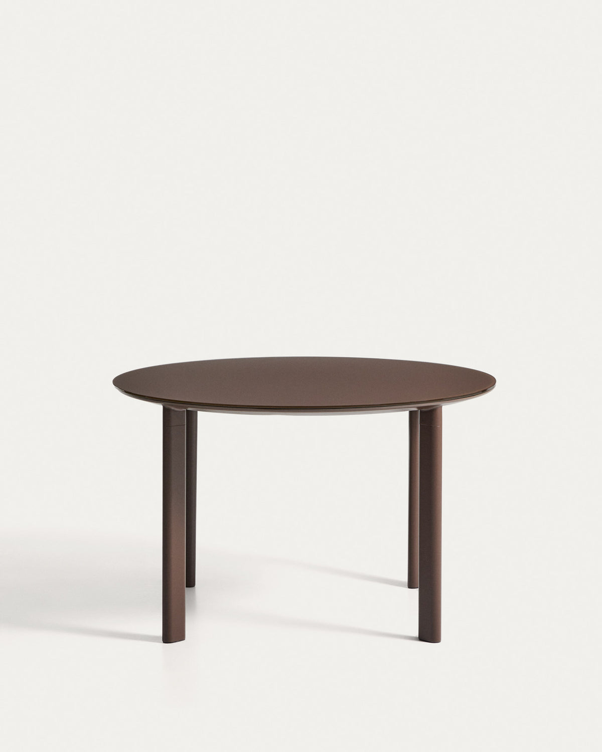 Runder Tisch Erice aus Aluminium und gehärtetem Glas in Braun Ø120 cm in Dunkelbraun, Braun präsentiert im Onlineshop von KAQTU Design AG. Gartentisch ist von Kave Home