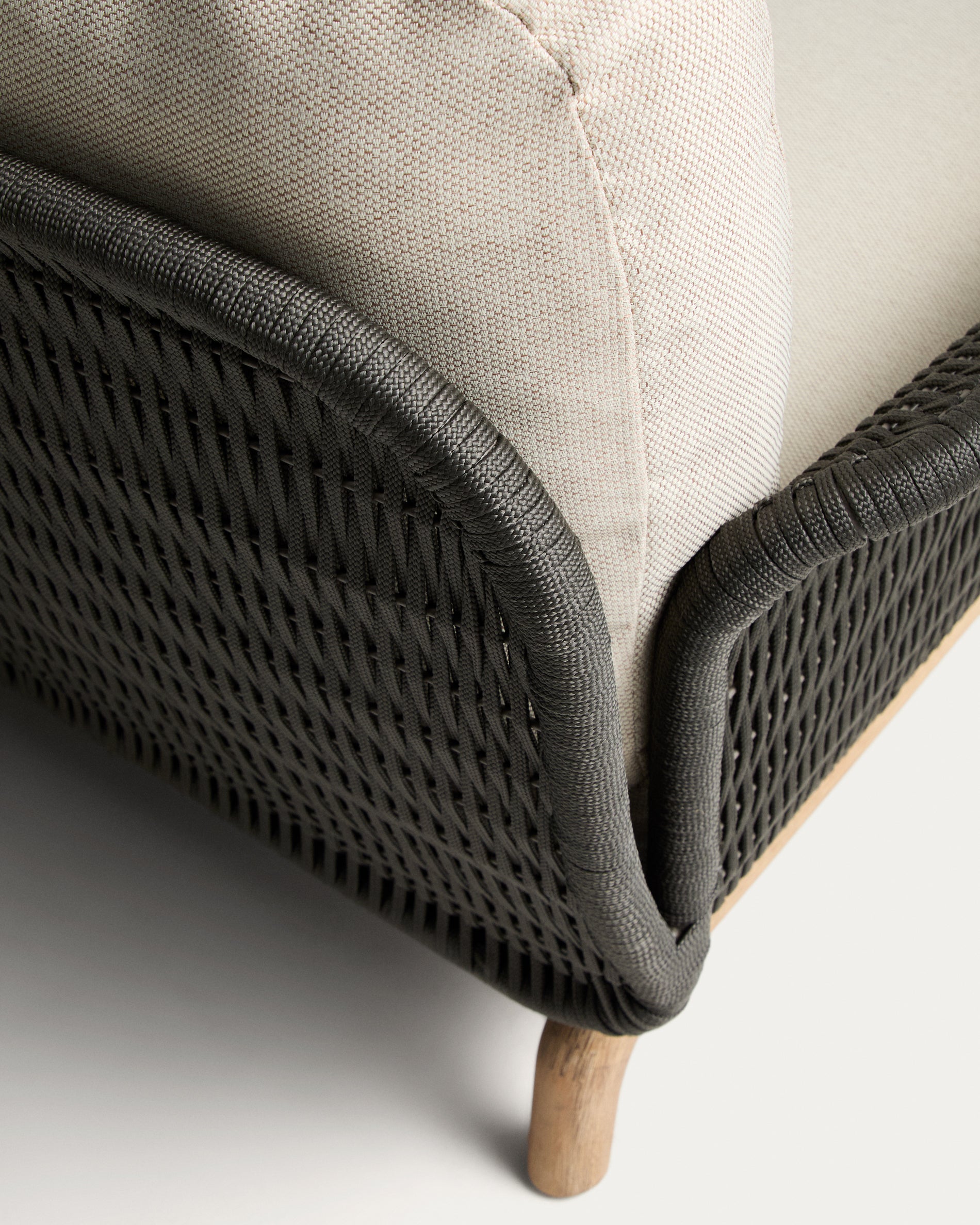 2-Sitzer-Sofa Alipa aus massivem Akazienholz und dunkelgrauem Seil, 165 cm in Graphit präsentiert im Onlineshop von KAQTU Design AG. Loungesofa ist von Kave Home