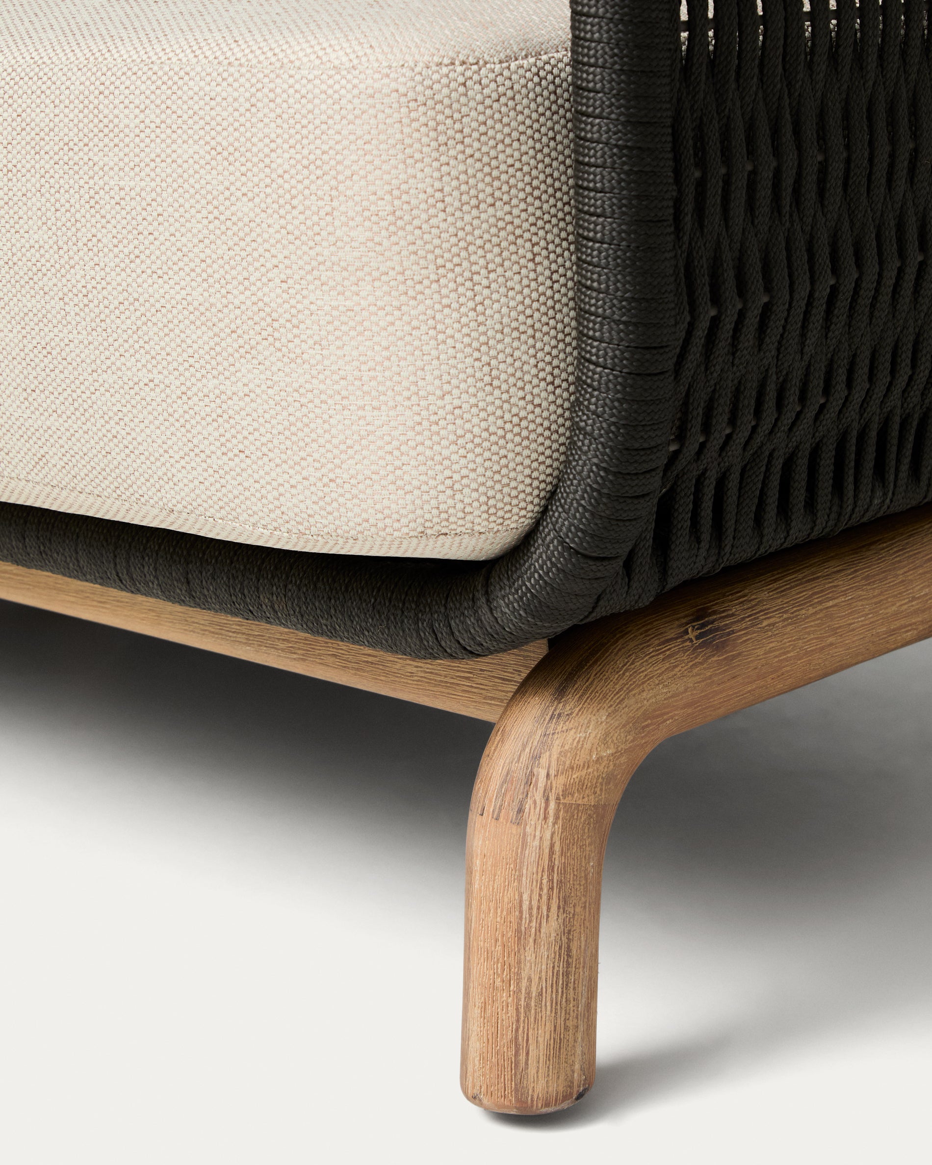 3-Sitzer-Sofa Alipa aus massivem Akazienholz und dunkelgrauem Seil, 235 cm in Graphit präsentiert im Onlineshop von KAQTU Design AG. Loungesofa ist von Kave Home