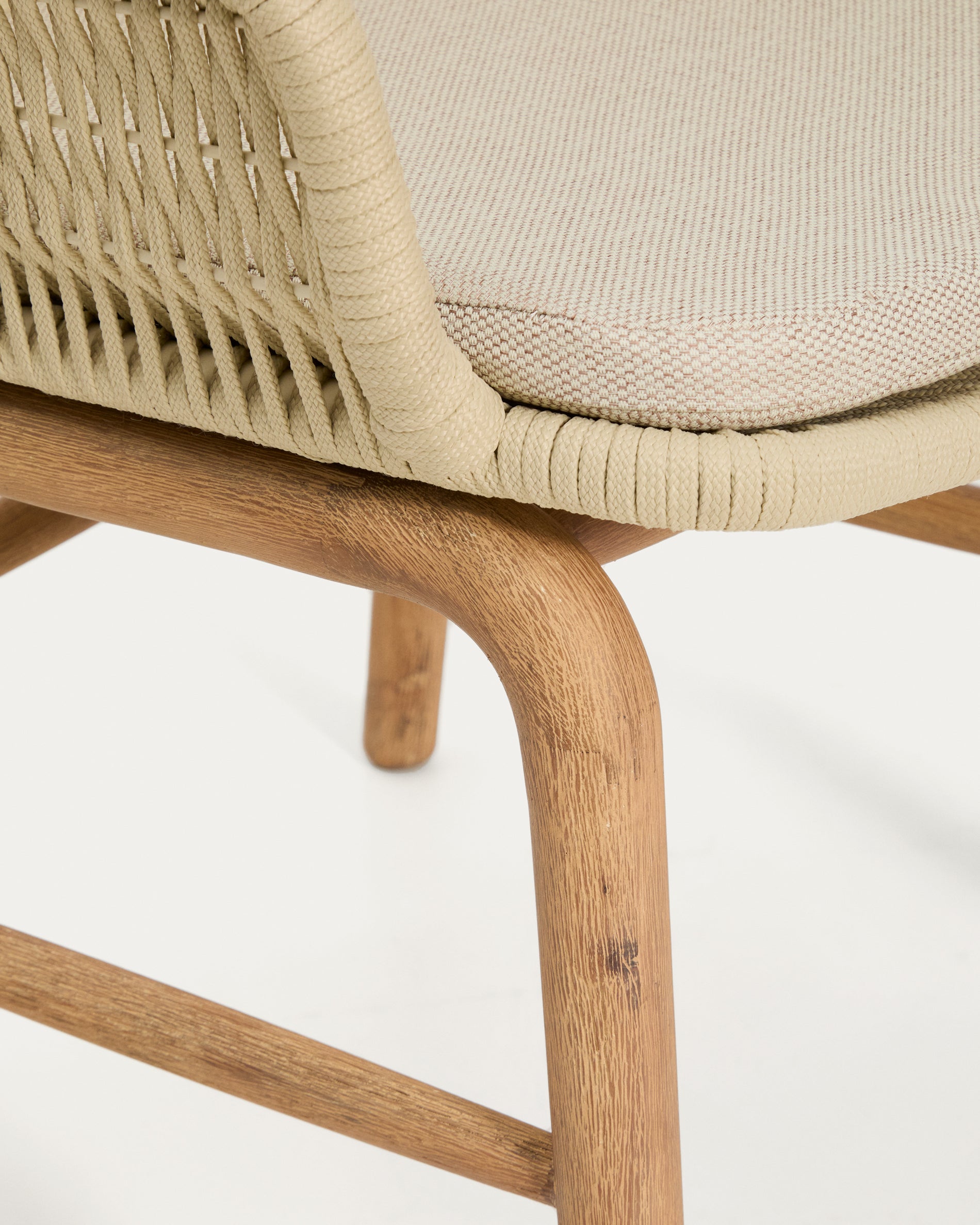 Armlehnstuhl Alipa aus massivem Akazienholz und ecrufarbenem Seil, FSC 100 % in Ecru präsentiert im Onlineshop von KAQTU Design AG. Gartenstuhl mit Armlehnen ist von Kave Home