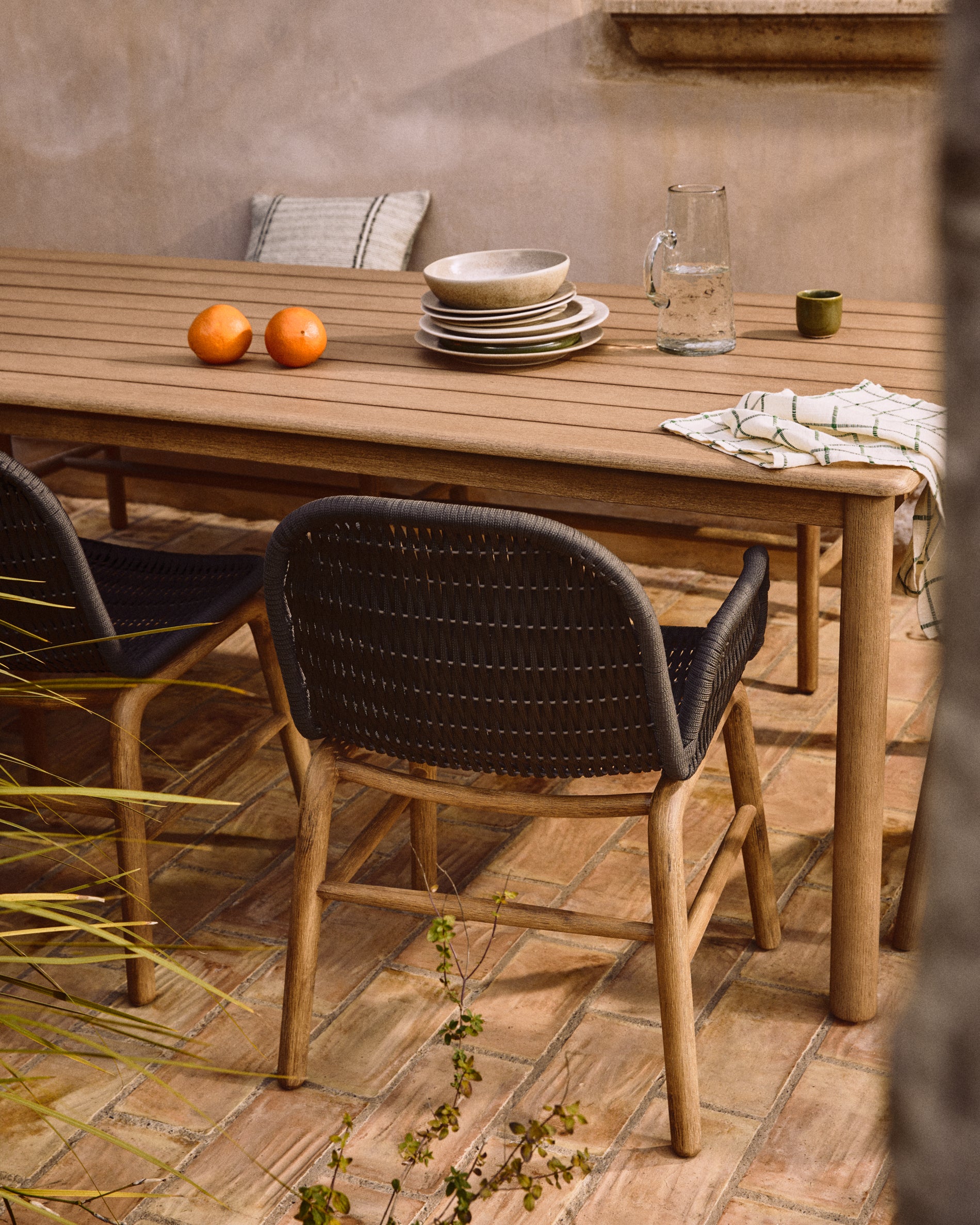 Armlehnstuhl Alipa aus massivem Akazienholz und dunkelgrauem Seil, FSC 100 % in Graphit präsentiert im Onlineshop von KAQTU Design AG. Gartenstuhl mit Armlehnen ist von Kave Home